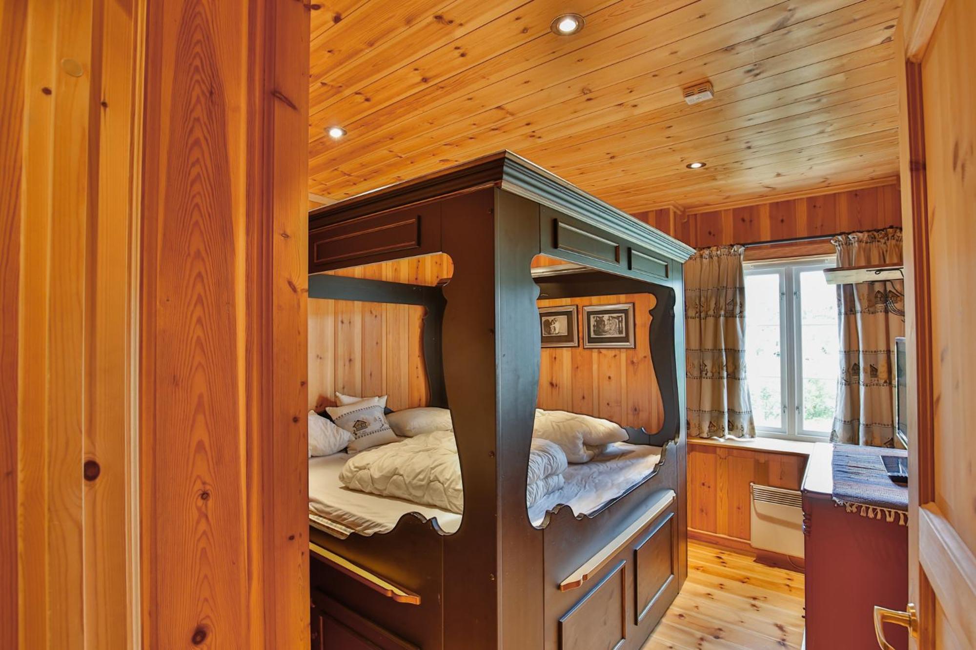 Grand Log Cabin With Fireplace And 12-14 Beds view 5