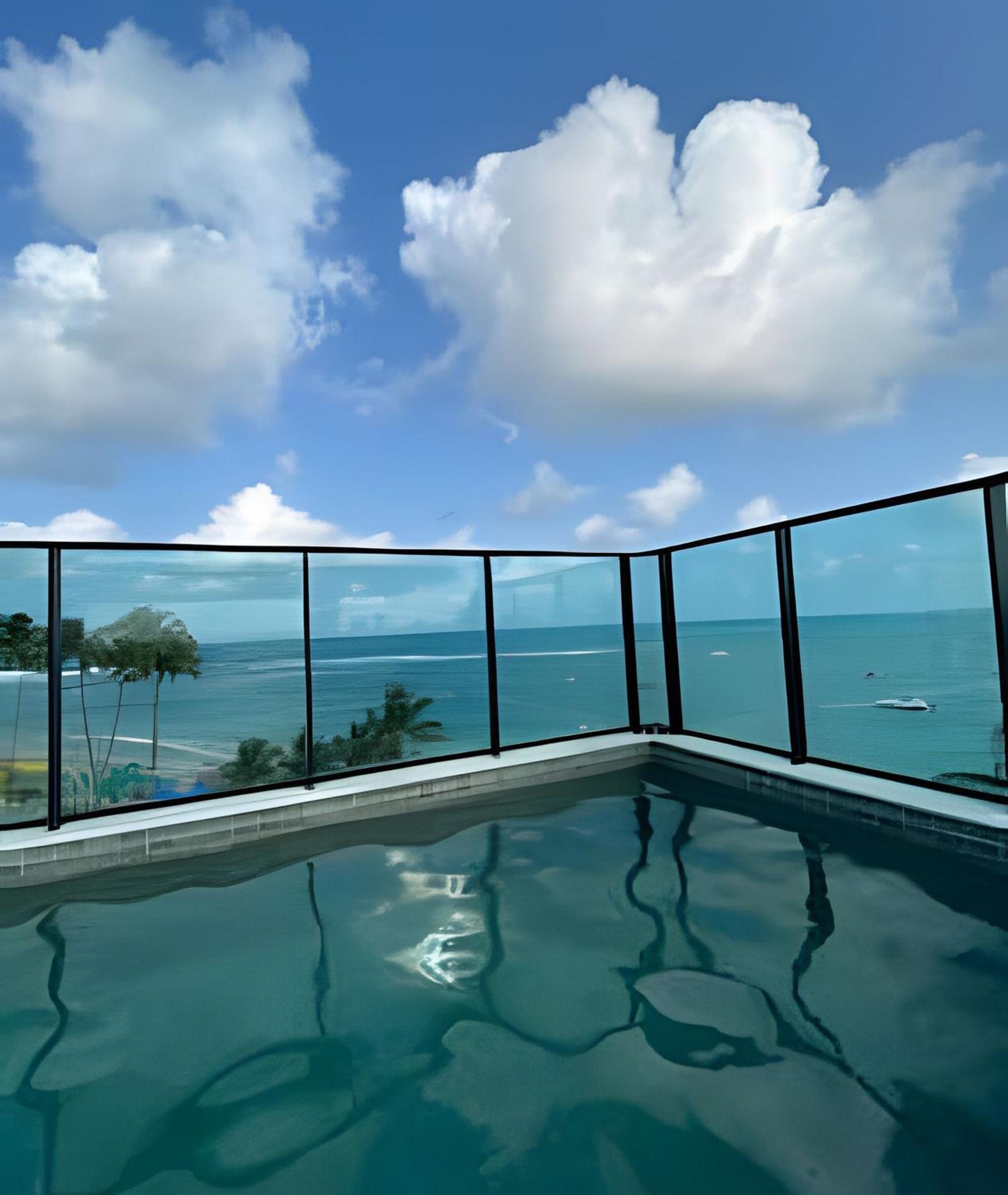 Beachfront flat at Porto de Galinhas beach, close to the natural pools.