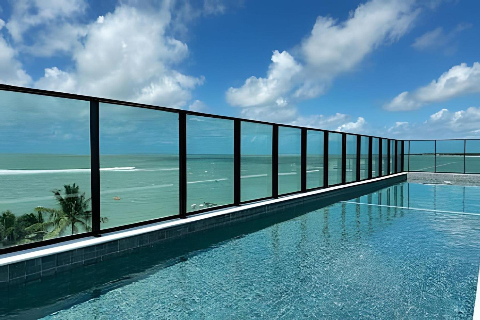Beachfront flat at Porto de Galinhas beach, close to the natural pools.