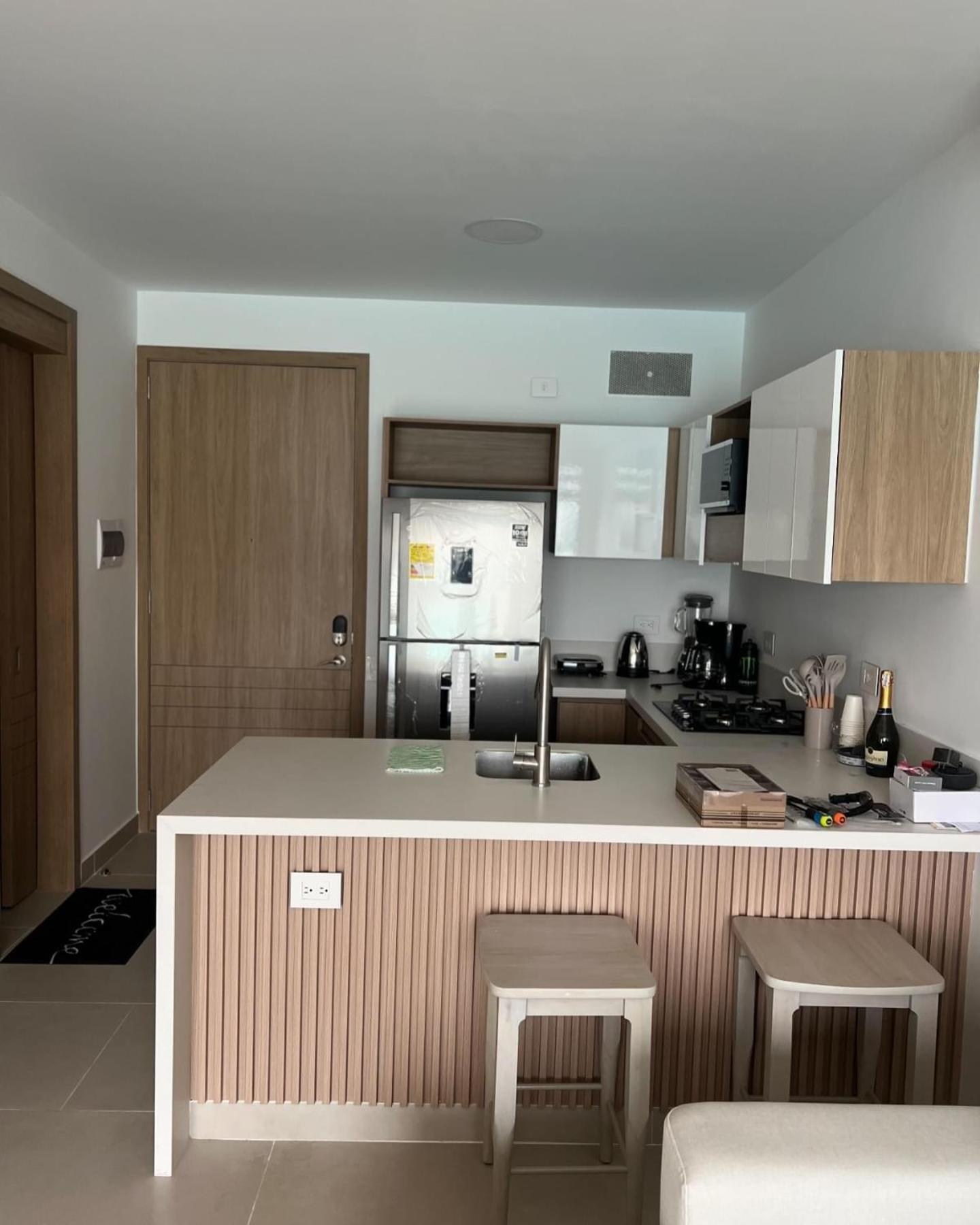 Lujoso Apartamento en Baia Kristal - Frente a la Playa Artificial Más Grande de Colombia