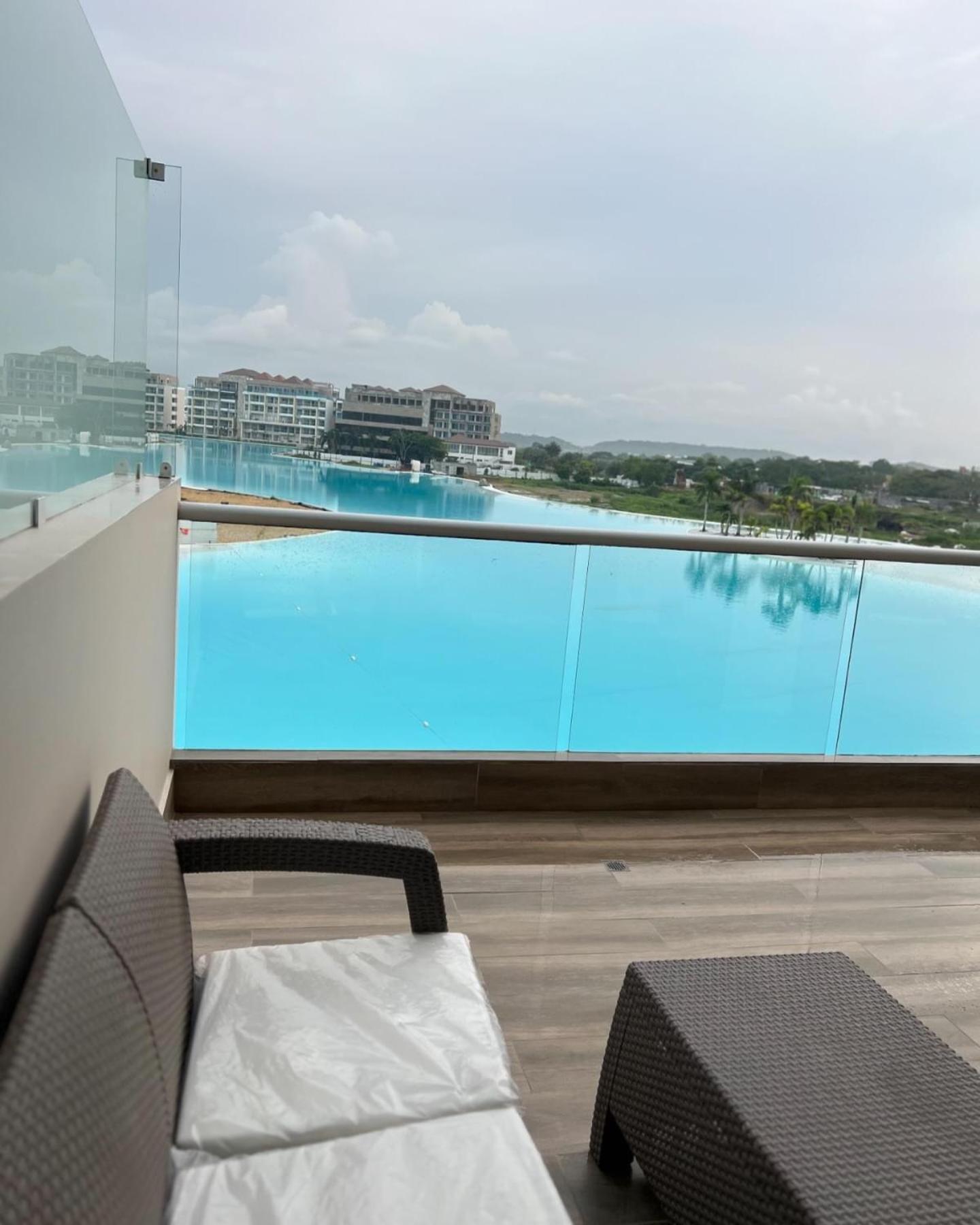 Lujoso Apartamento en Baia Kristal - Frente a la Playa Artificial Más Grande de Colombia