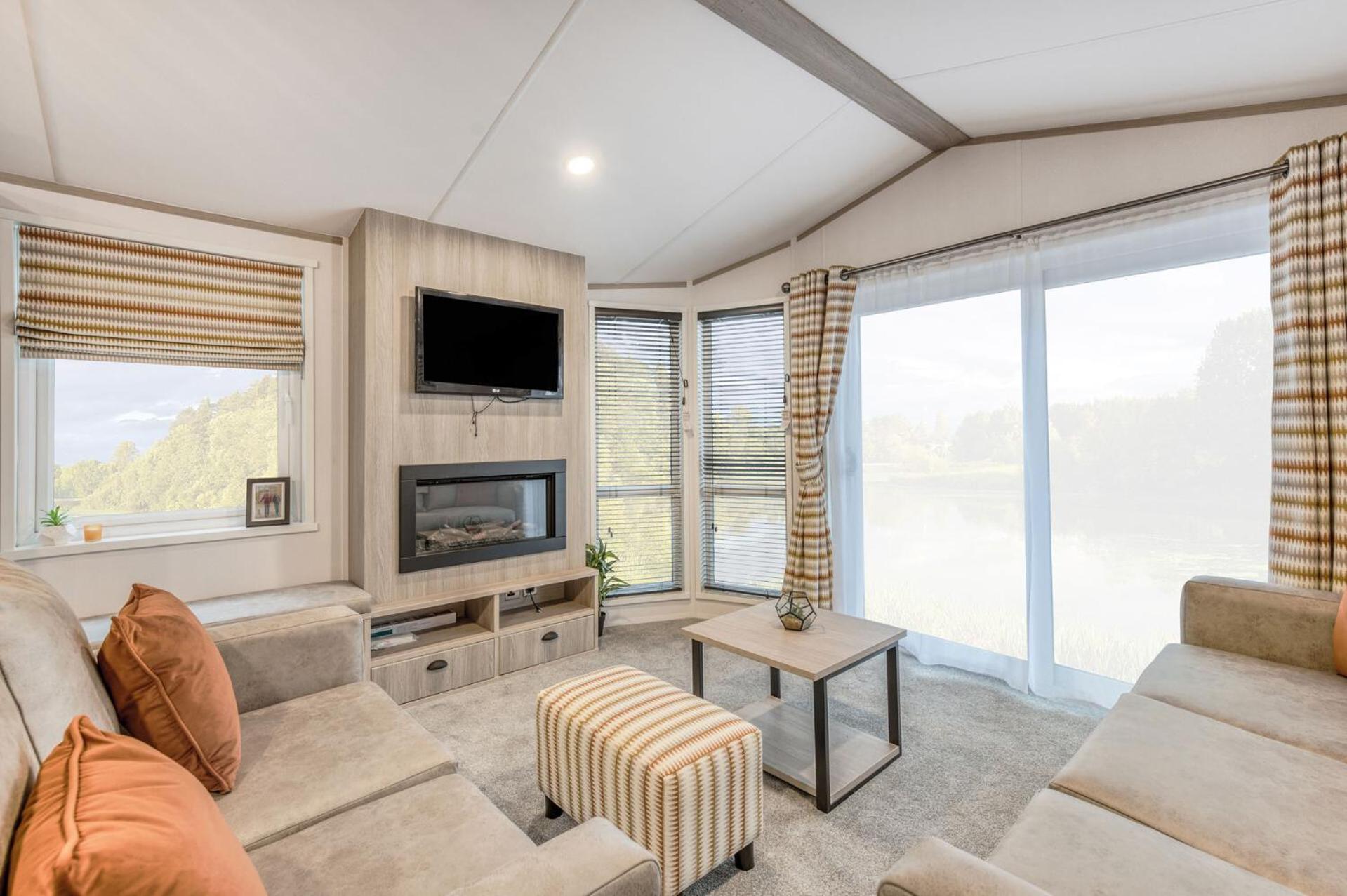 Lakefront Lodge 5 Star Country Park Private Fishing FREE Parking