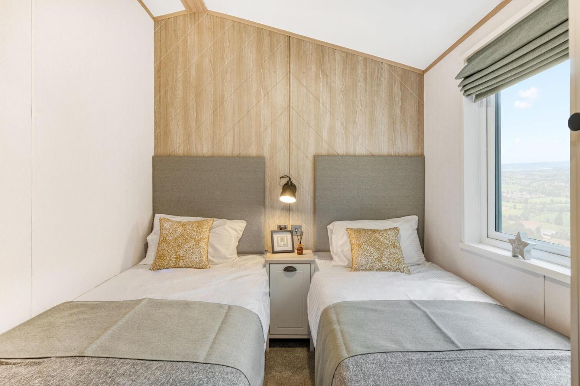 Lakefront Lodge 5 Star Country Park Private Fishing FREE Parking