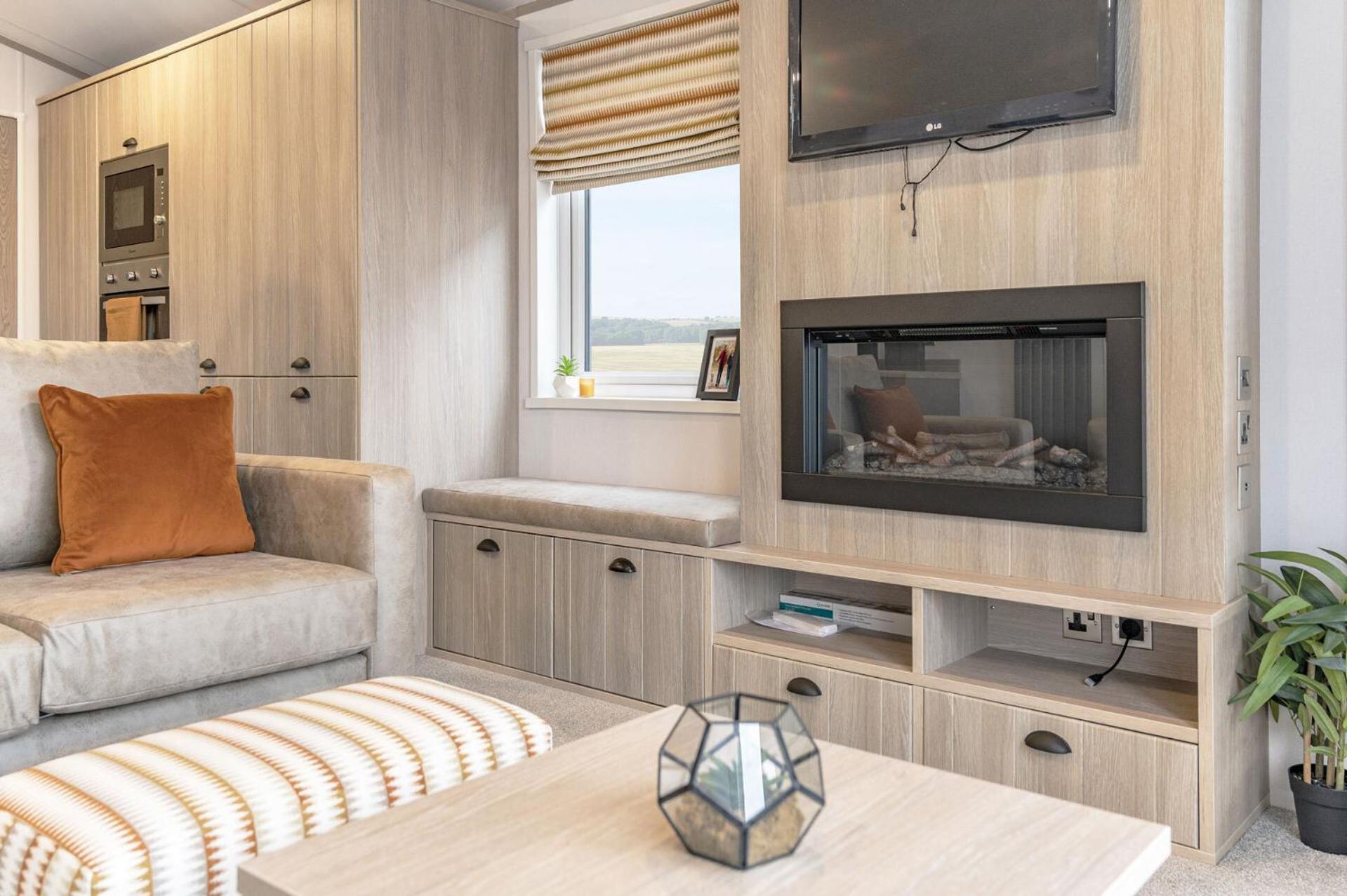 Lakefront Lodge 5 Star Country Park Private Fishing FREE Parking