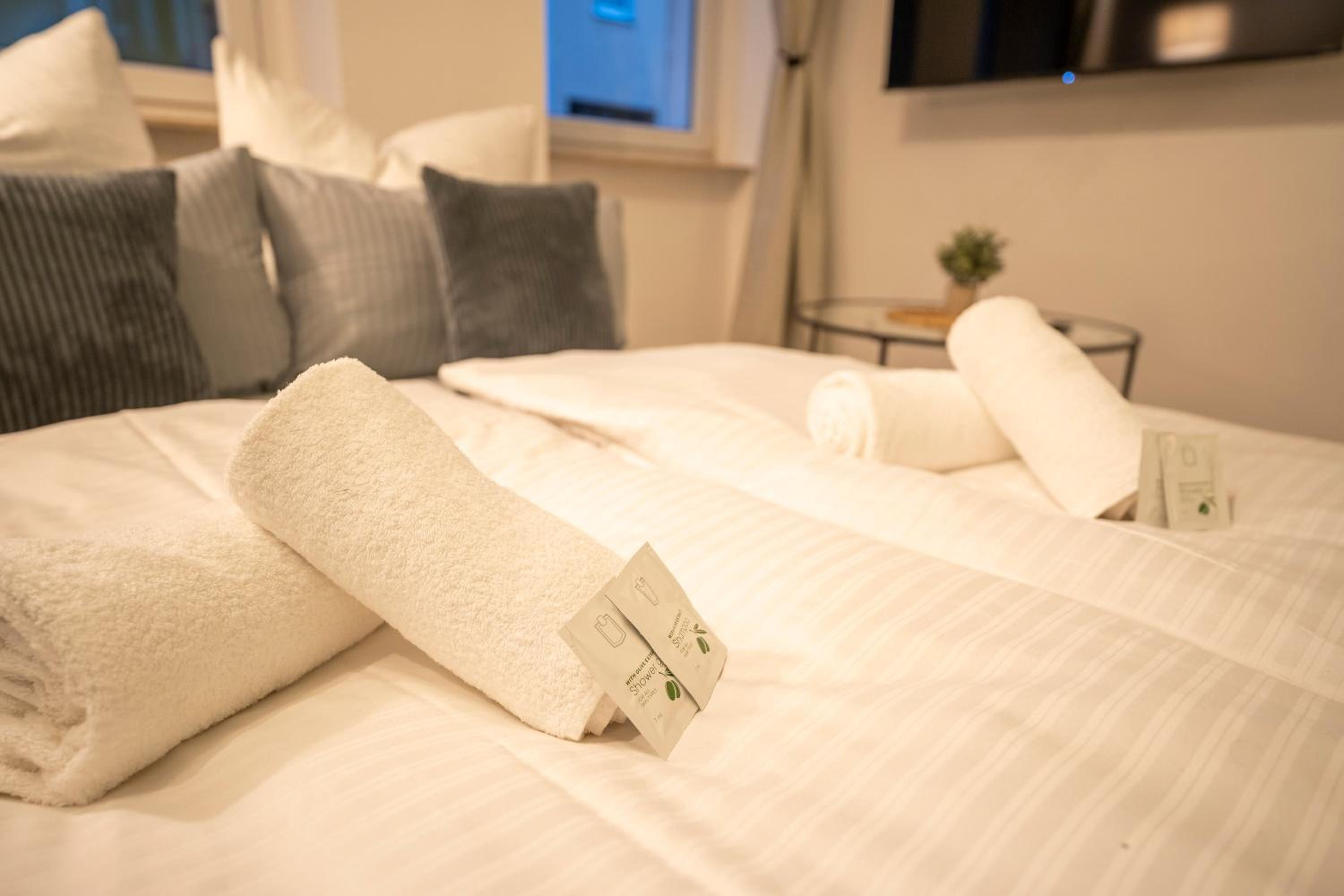 RR - Spacious Apartments - Parking - Central