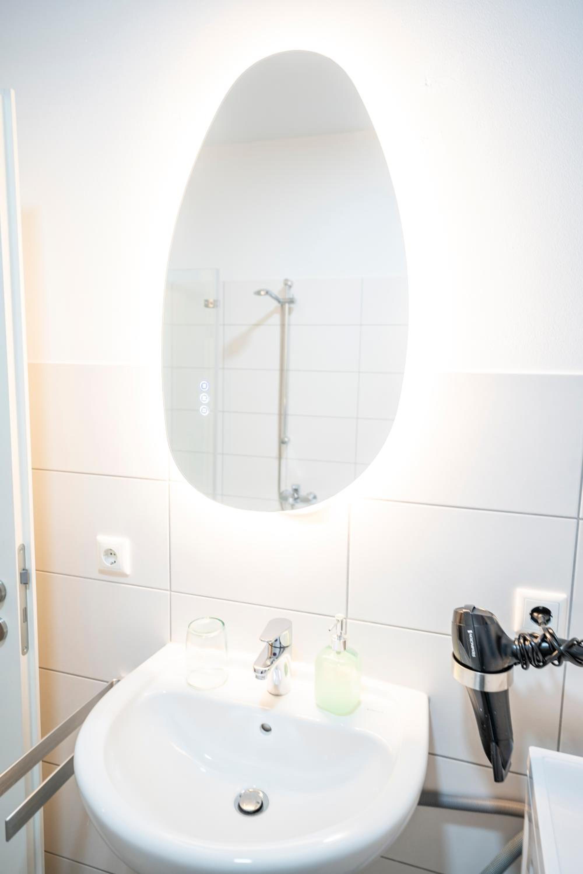 RR - Spacious Apartments - Parking - Central