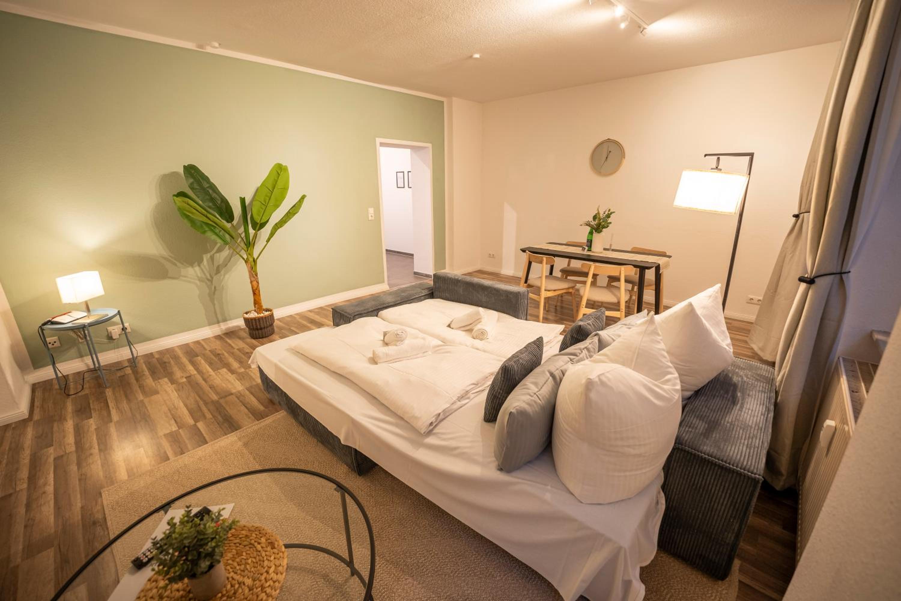 RR - Spacious Apartments - Parking - Central