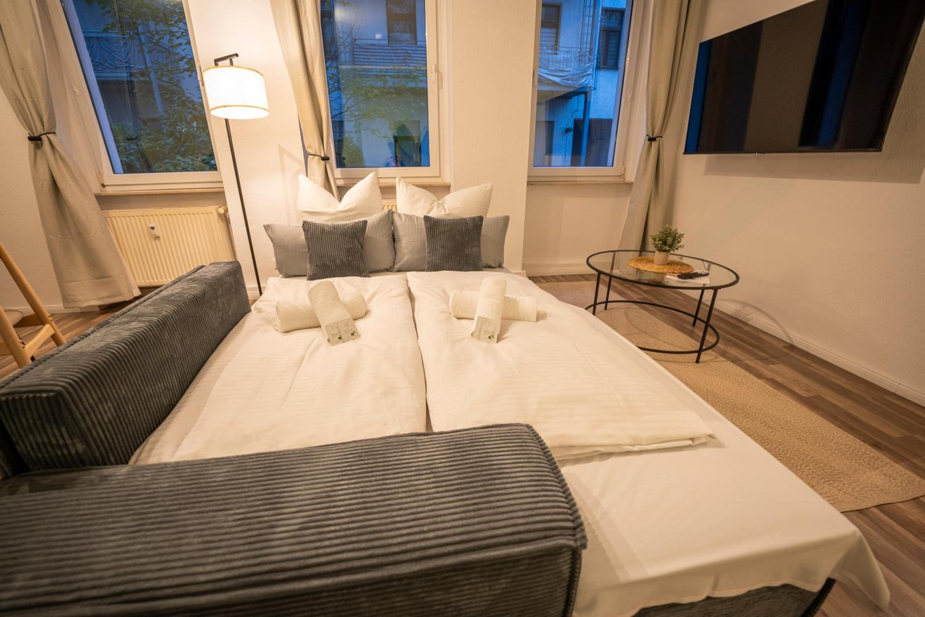 RR - Spacious Apartments - Parking - Central