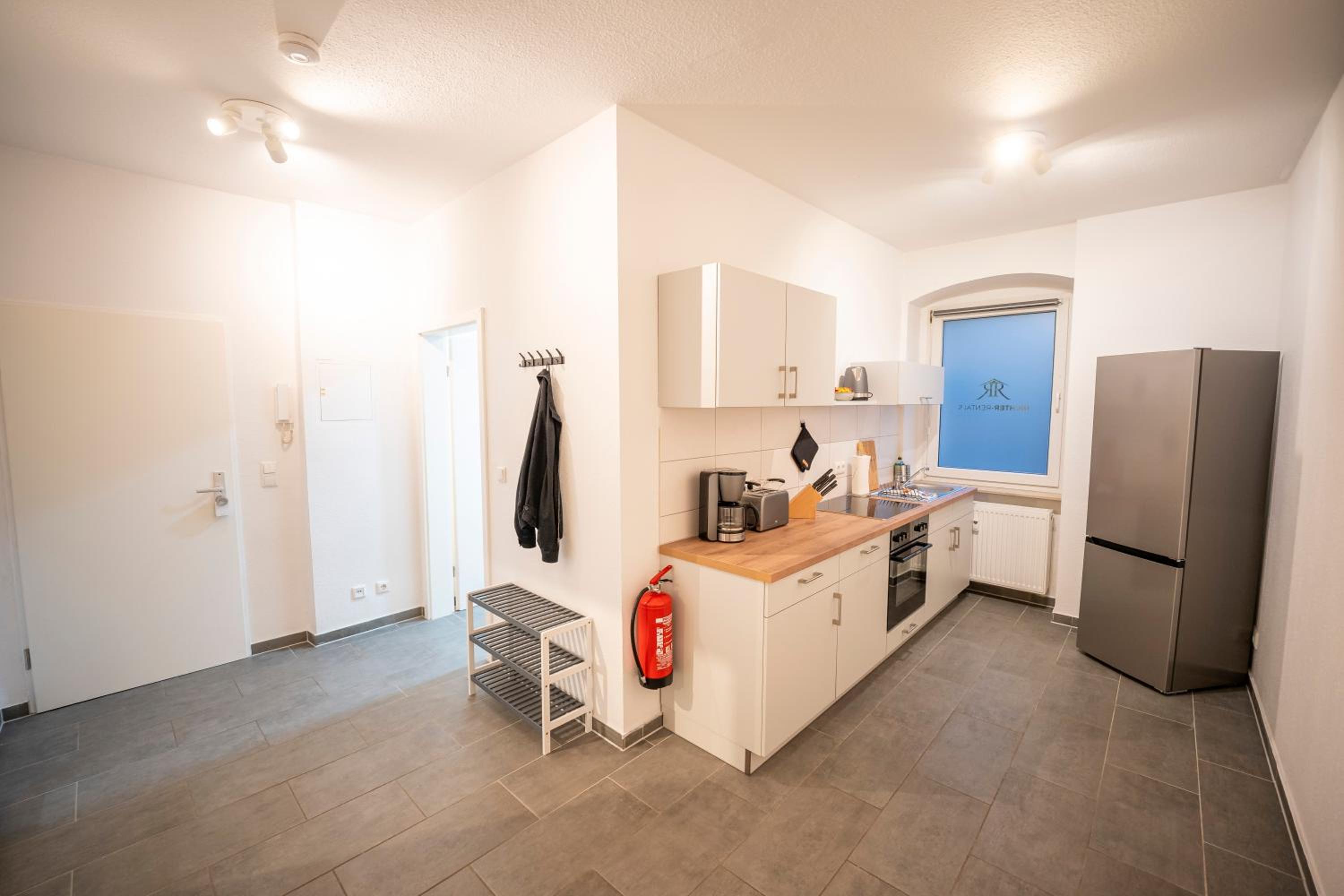 RR - Spacious Apartments - Parking - Central