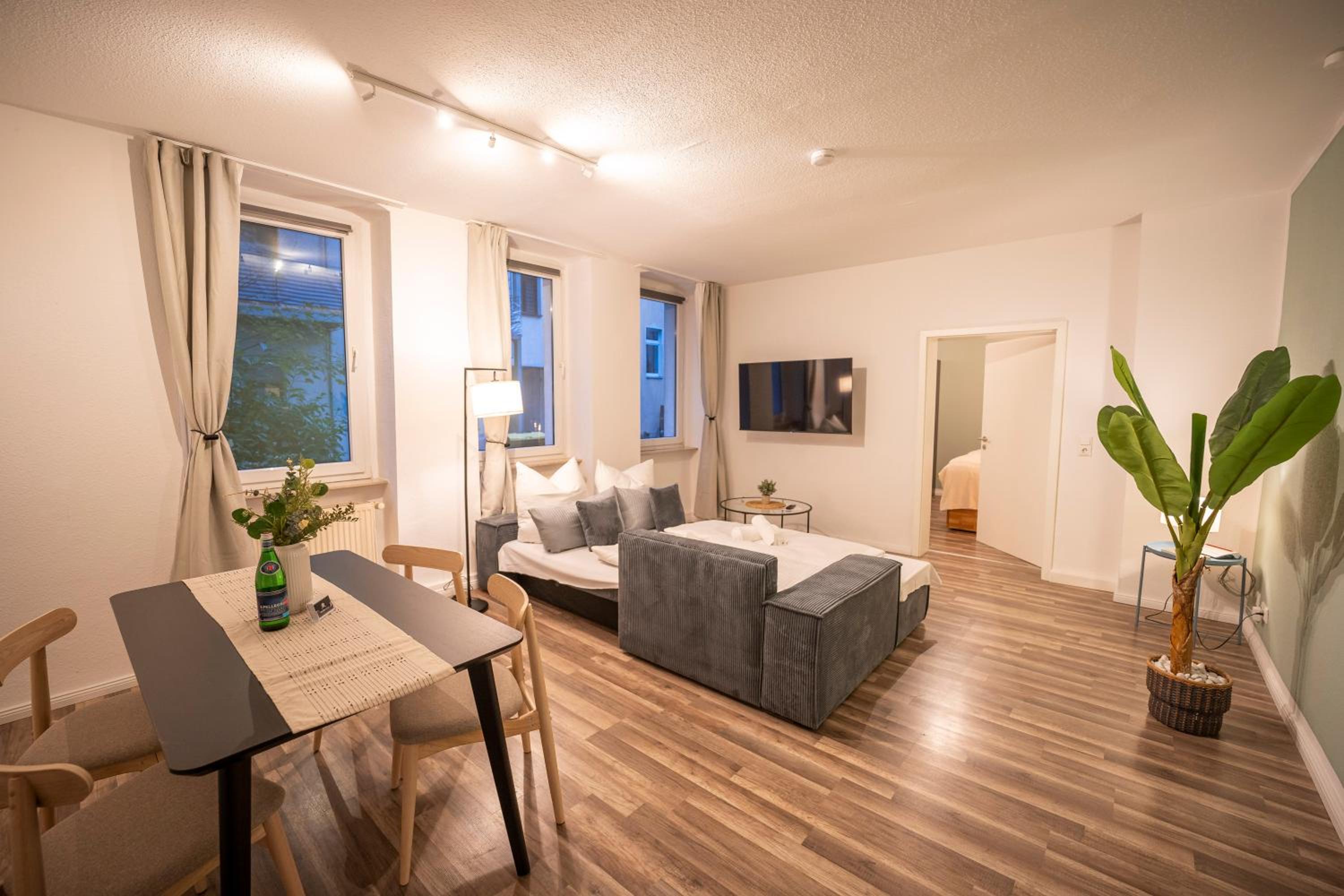 RR - Spacious Apartments - Parking - Central