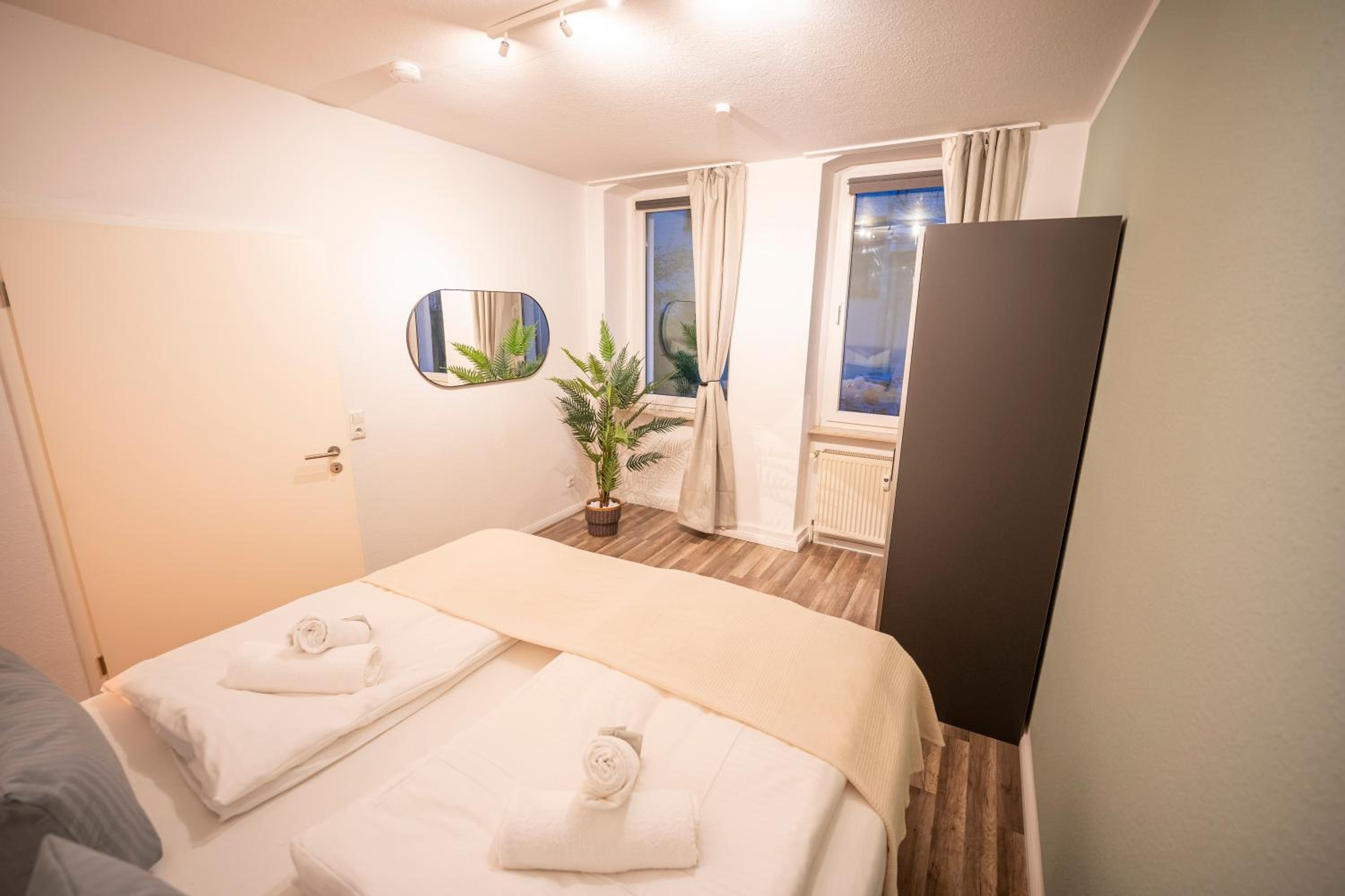 RR - Spacious Apartments - Parking - Central