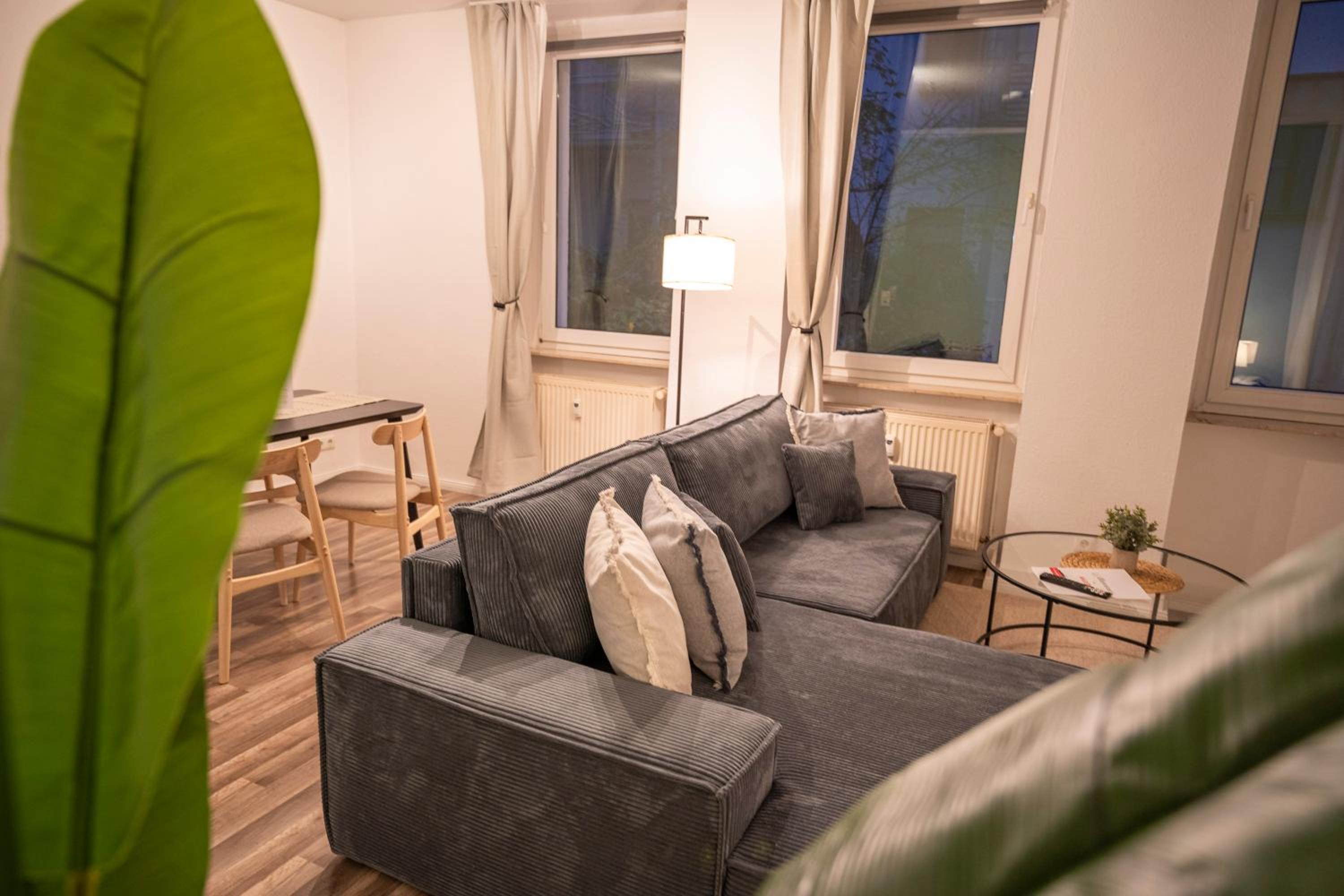 RR - Spacious Apartments - Parking - Central
