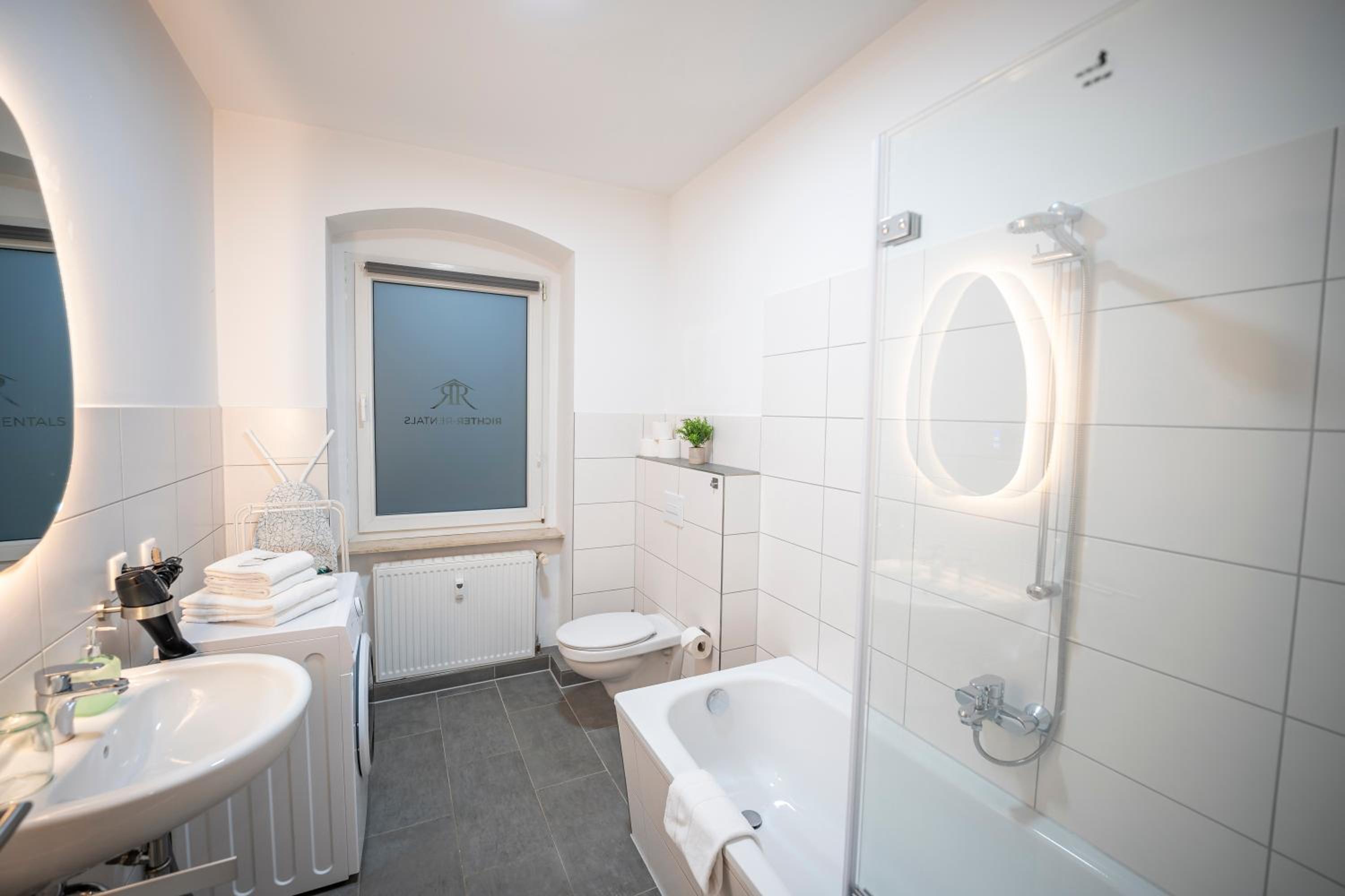 RR - Spacious Apartments - Parking - Central