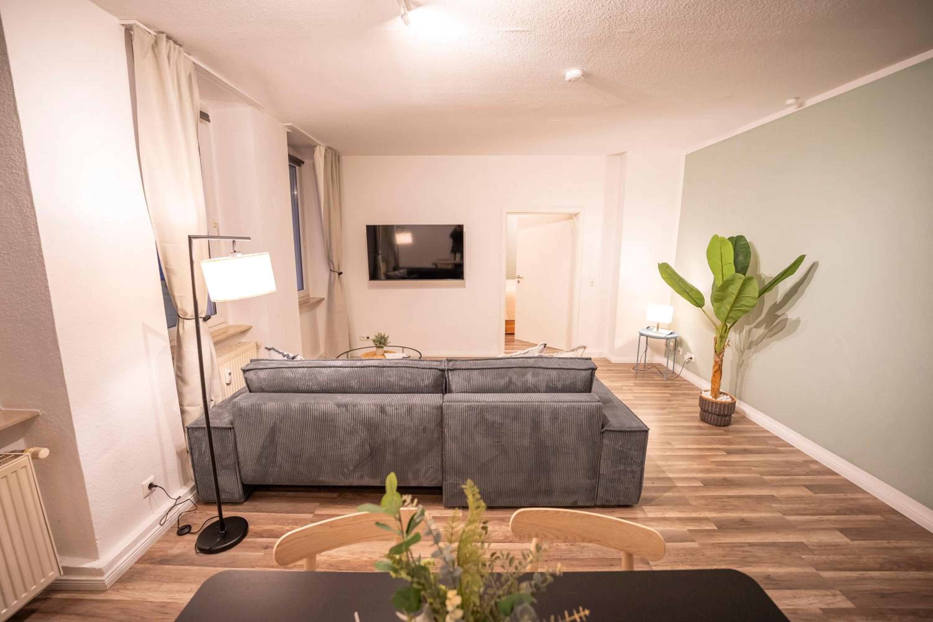 RR - Spacious Apartments - Parking - Central