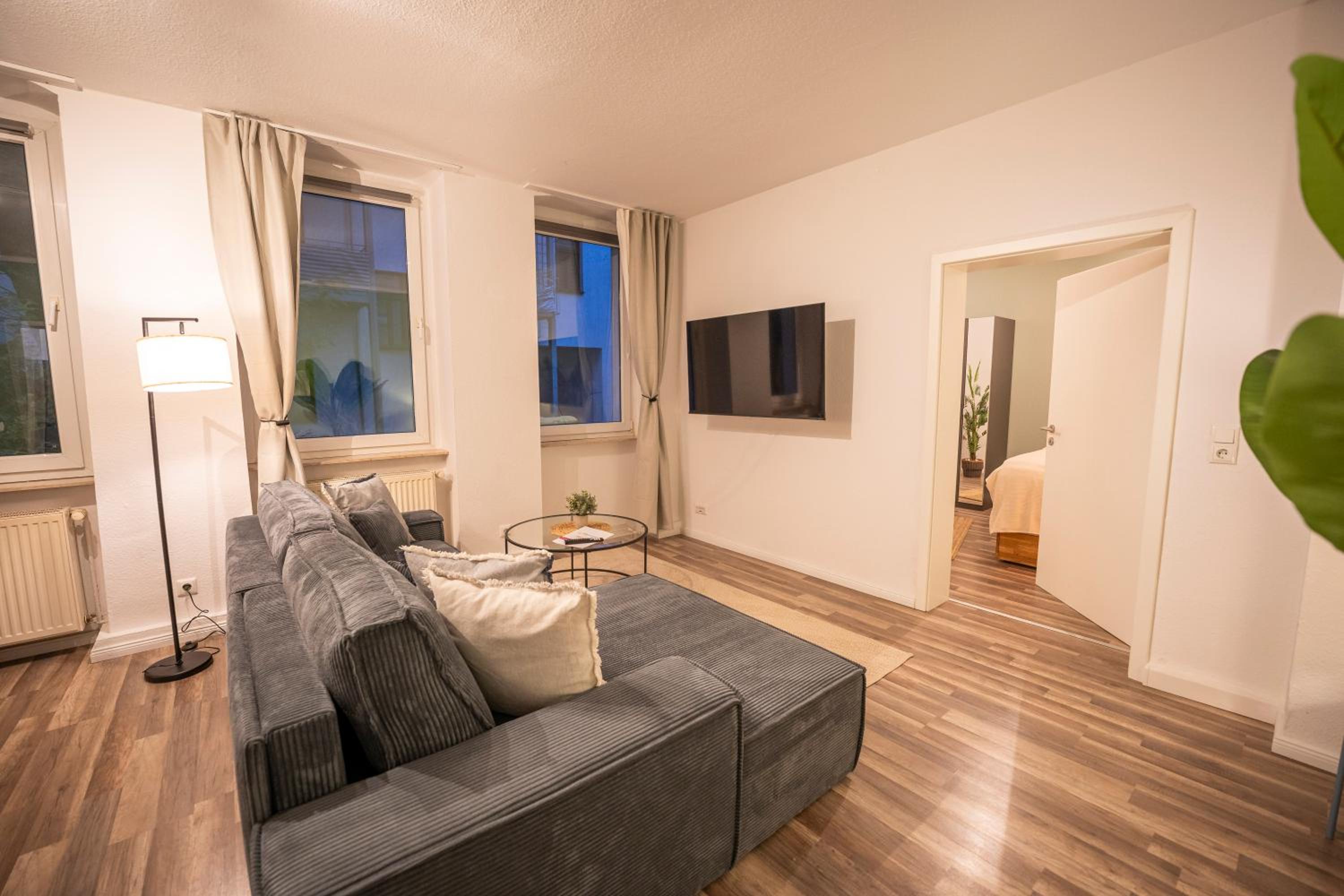 RR - Spacious Apartments - Parking - Central