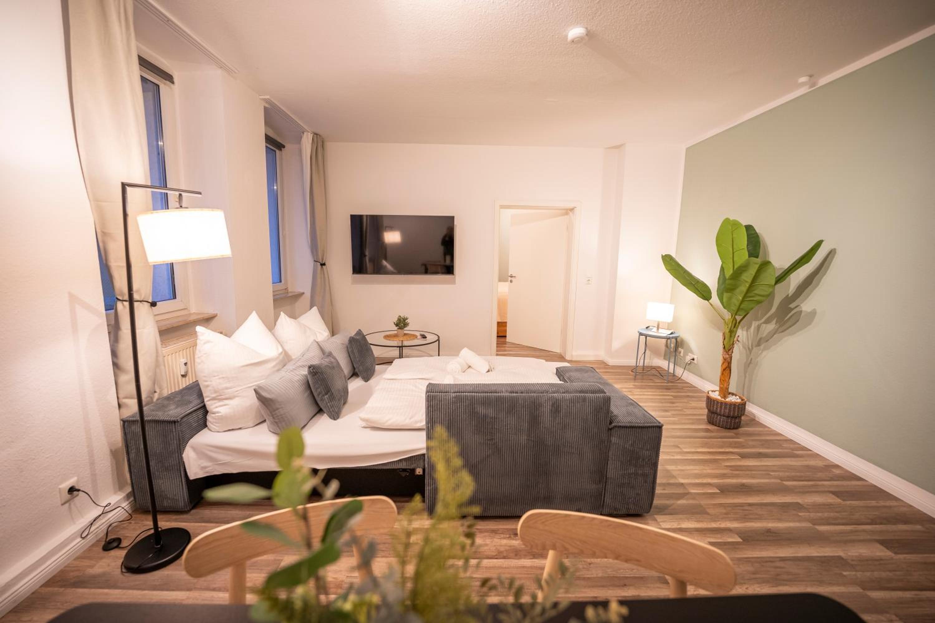 RR - Spacious Apartments - Parking - Central