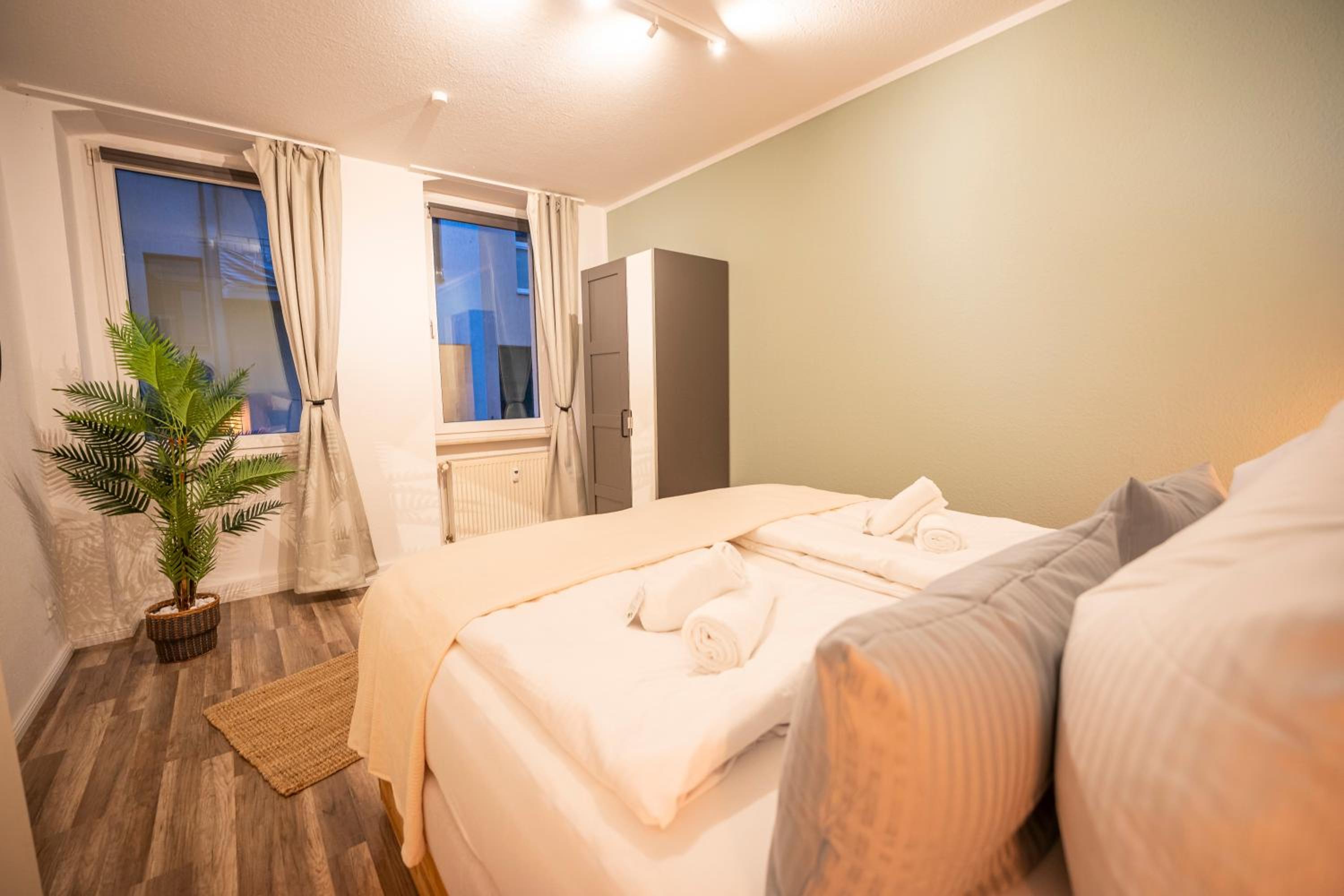 RR - Spacious Apartments - Parking - Central