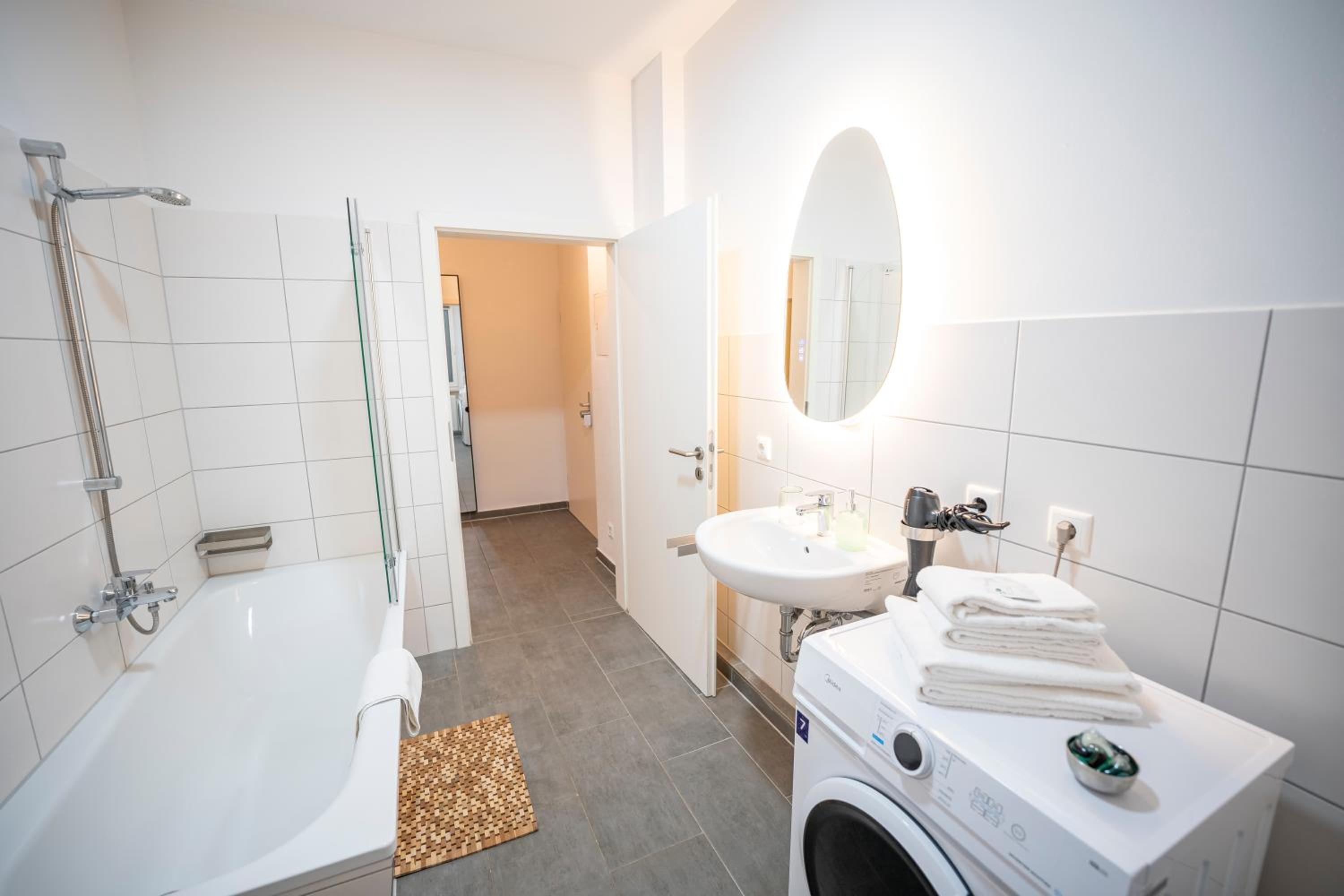 RR - Spacious Apartments - Parking - Central