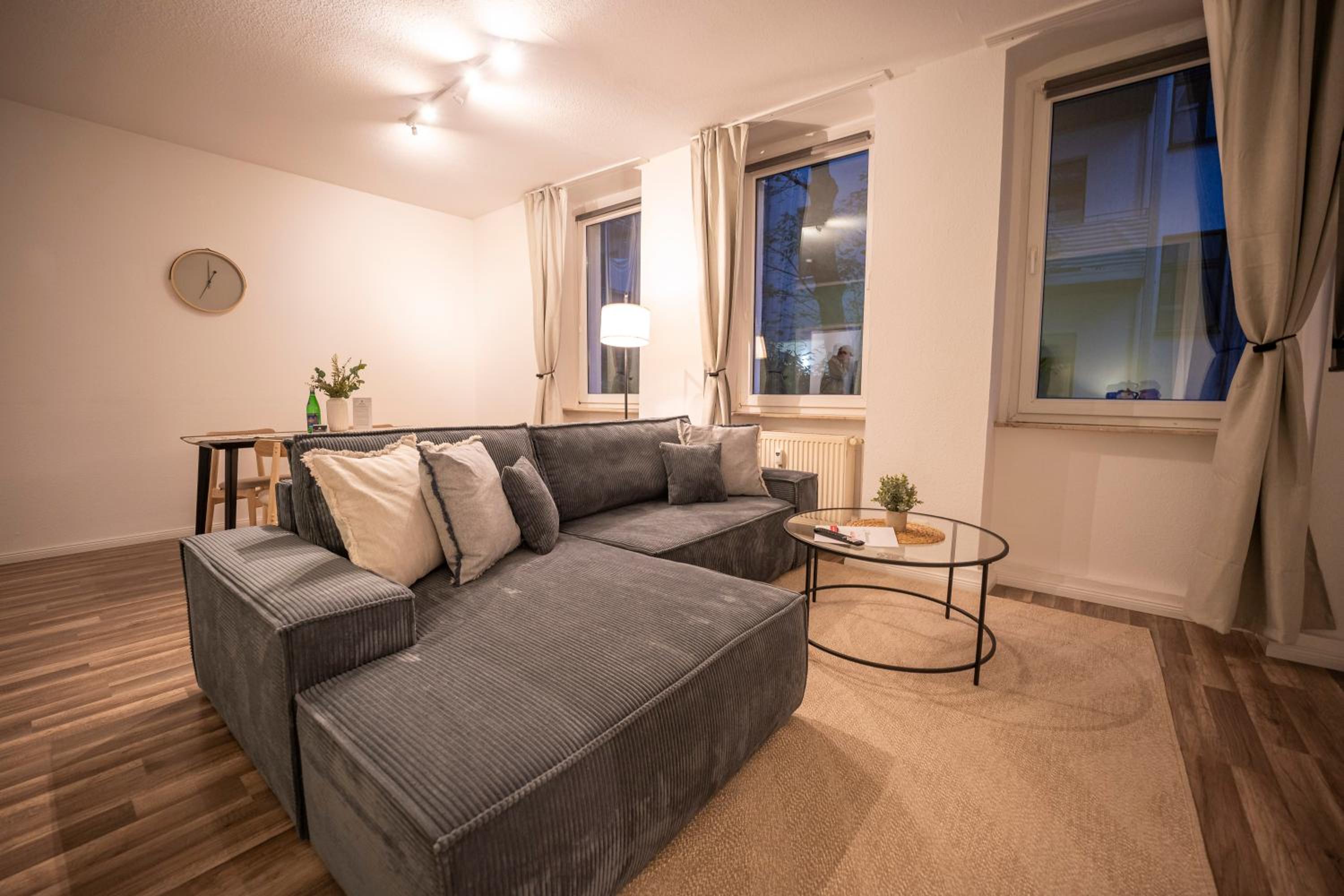 RR - Spacious Apartments - Parking - Central