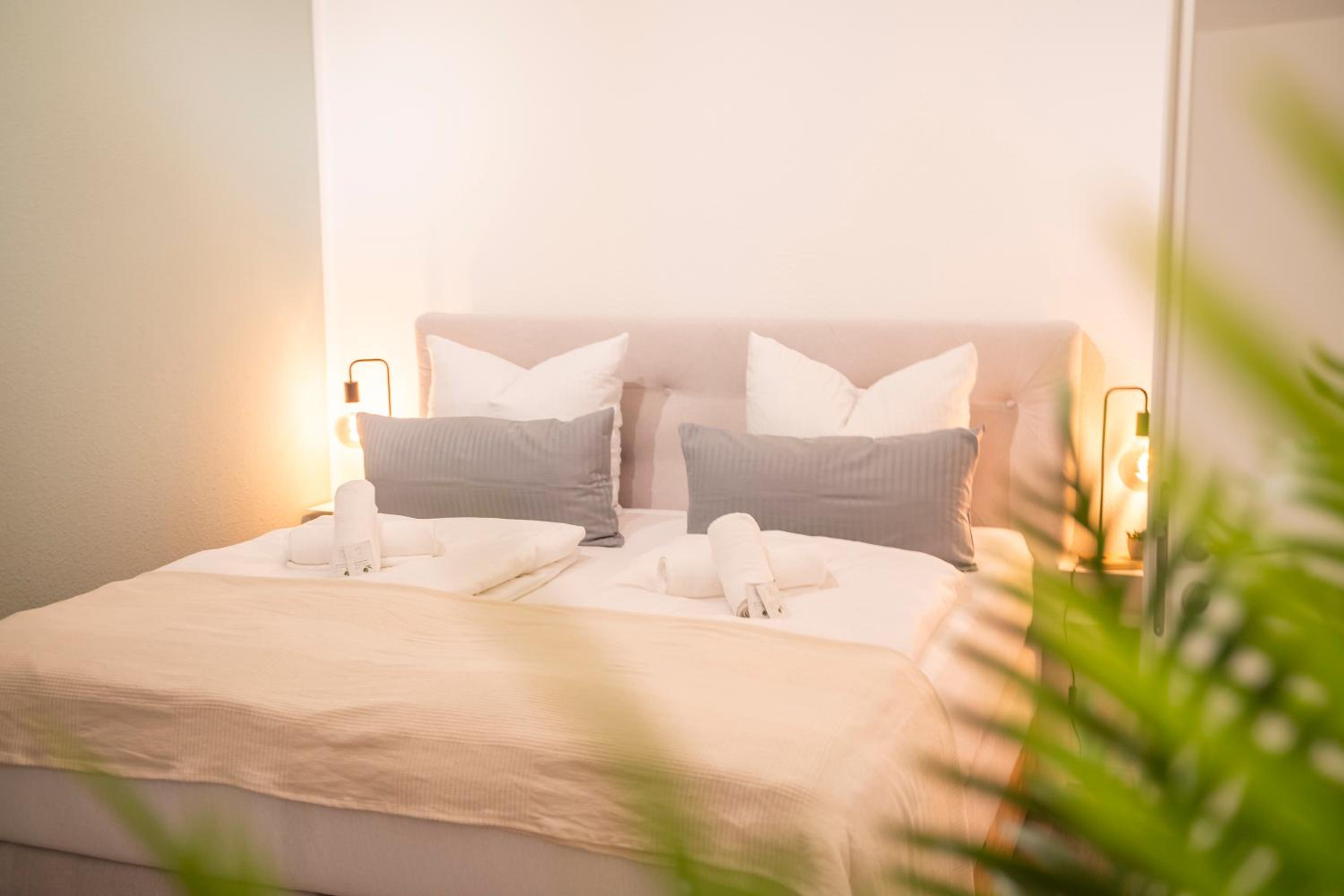 RR - Spacious Apartments - Parking - Central