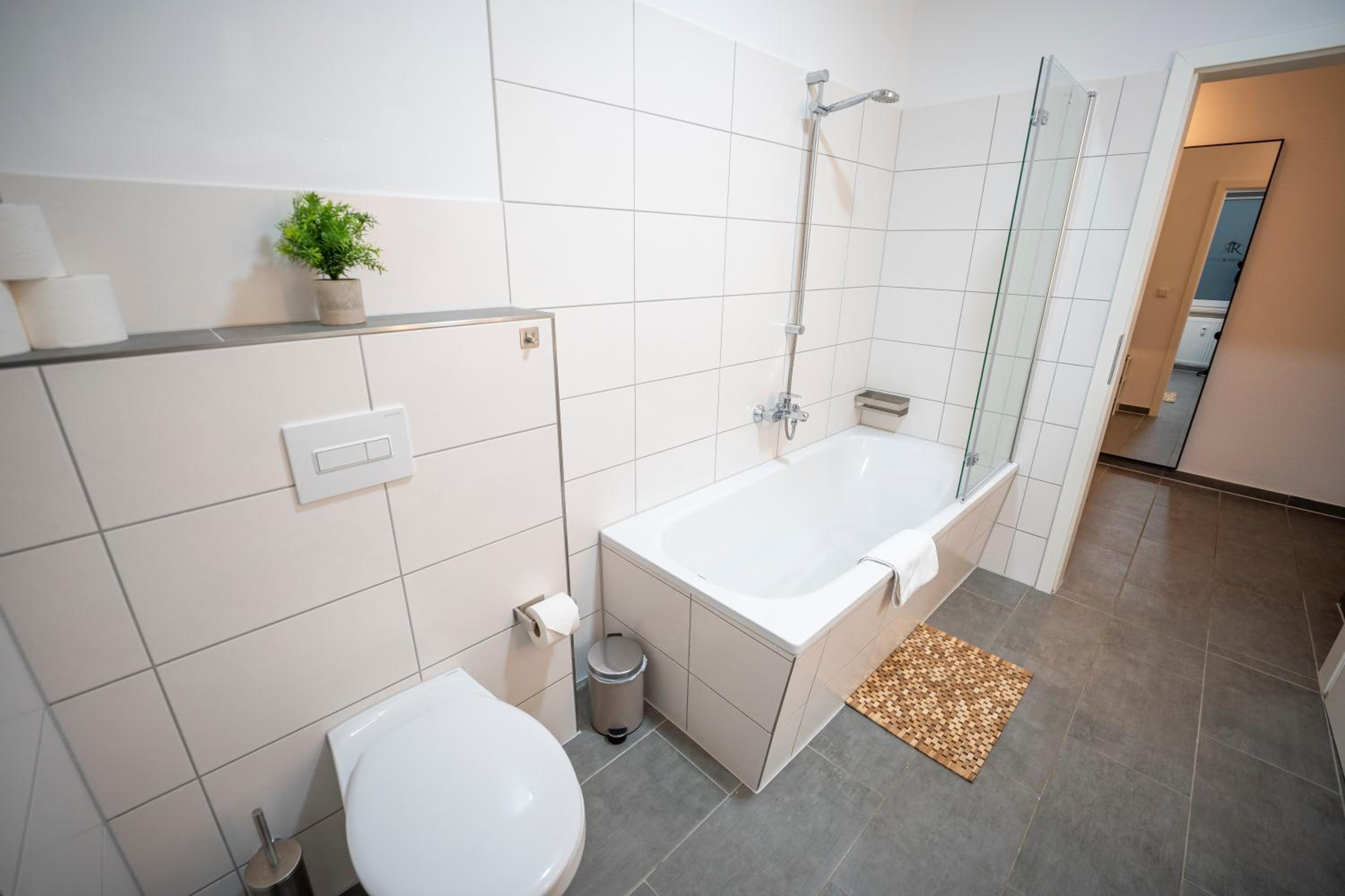 RR - Spacious Apartments - Parking - Central