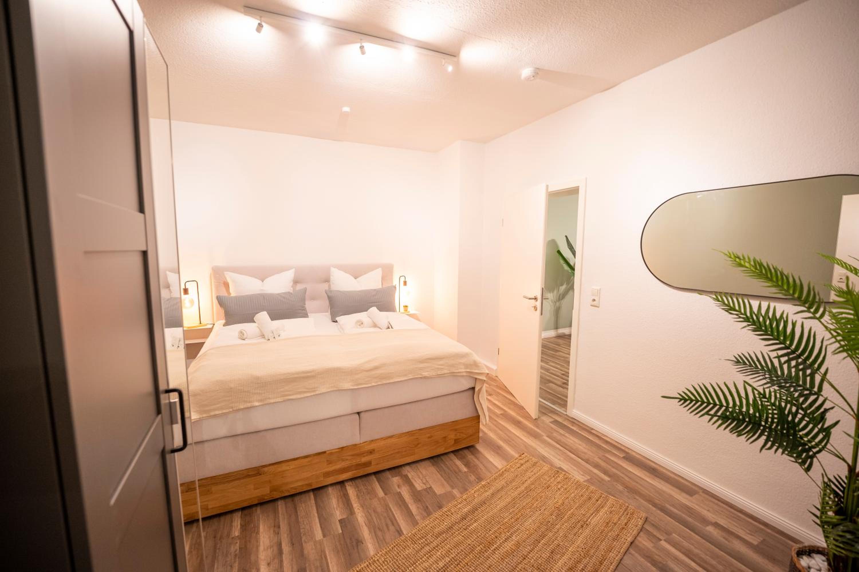 RR - Spacious Apartments - Parking - Central