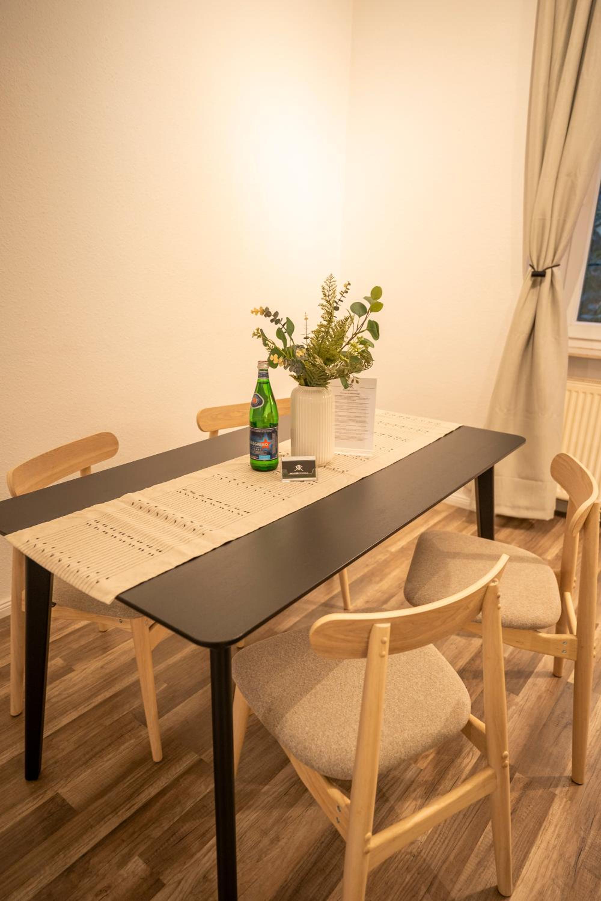 RR - Spacious Apartments - Parking - Central