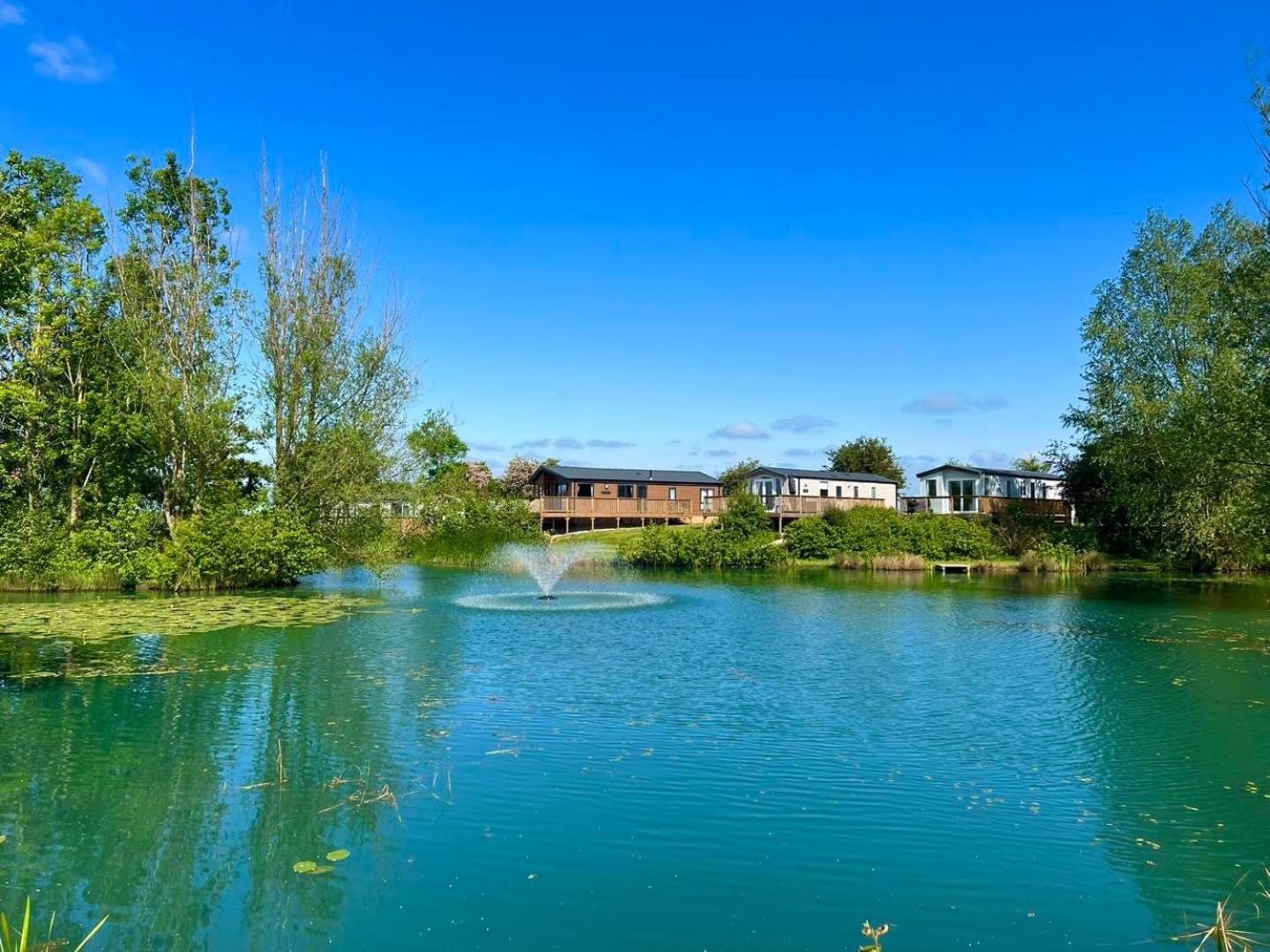 Lakefront Lodge 5 Star Country Park Private Fishing FREE Parking