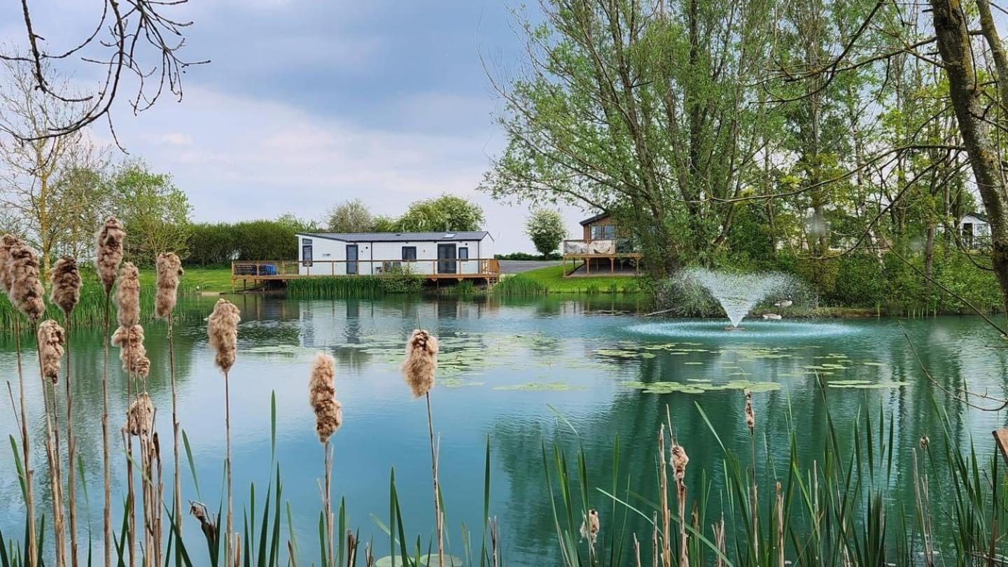 Lakefront Lodge 5 Star Country Park Private Fishing FREE Parking