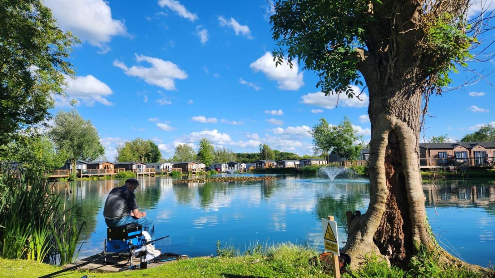 Lakefront Lodge 5 Star Country Park Private Fishing FREE Parking
