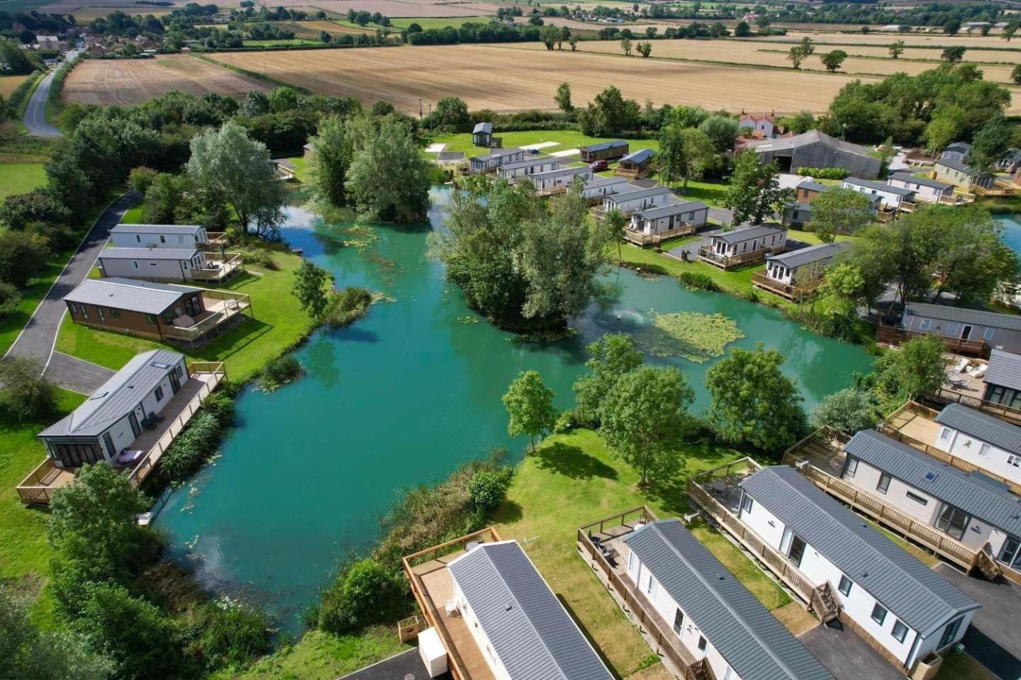 Lakefront Lodge 5 Star Country Park Private Fishing FREE Parking