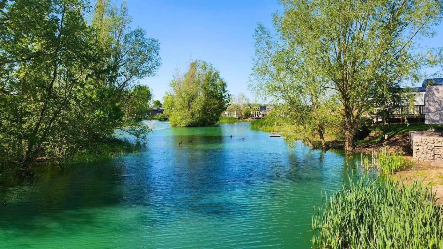 Lakefront Lodge 5 Star Country Park Private Fishing FREE Parking