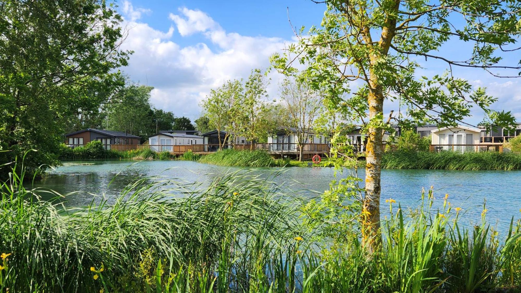 Lakefront Lodge 5 Star Country Park Private Fishing FREE Parking
