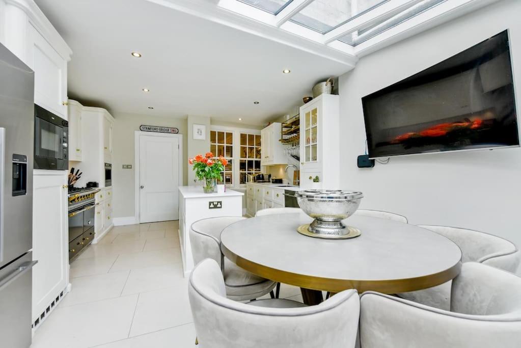 Chic 3-Bed Townhouse,2 Mins to Windsor's Long Walk view 3