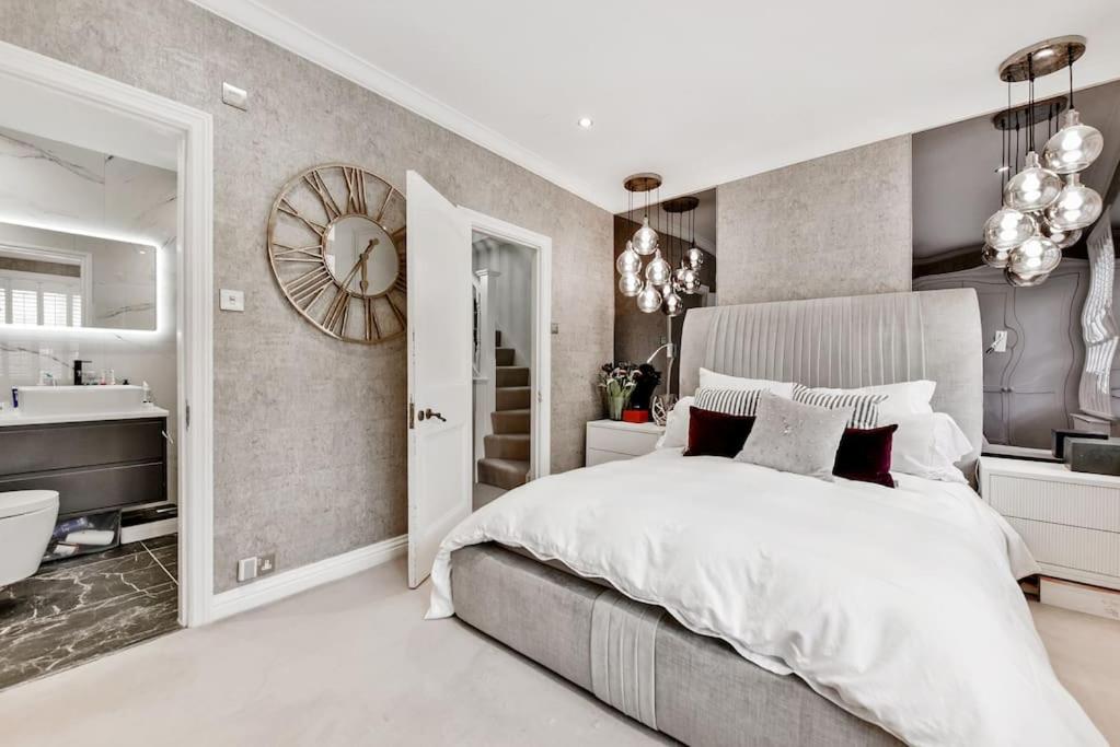 Chic 3-Bed Townhouse,2 Mins to Windsor's Long Walk view 4