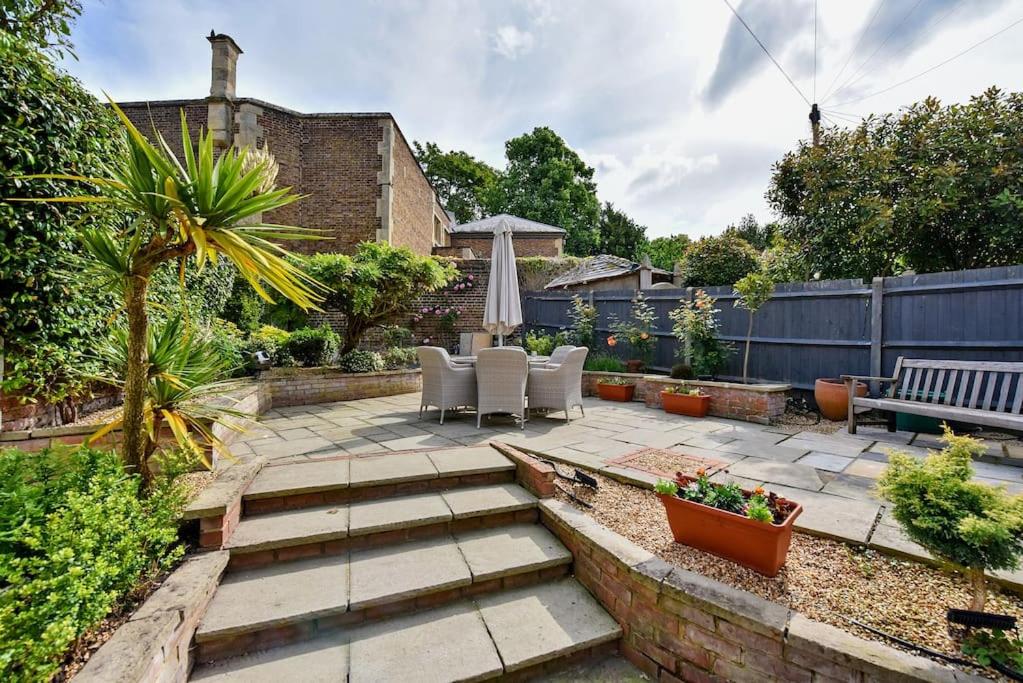 Chic 3-Bed Townhouse,2 Mins to Windsor's Long Walk view 5