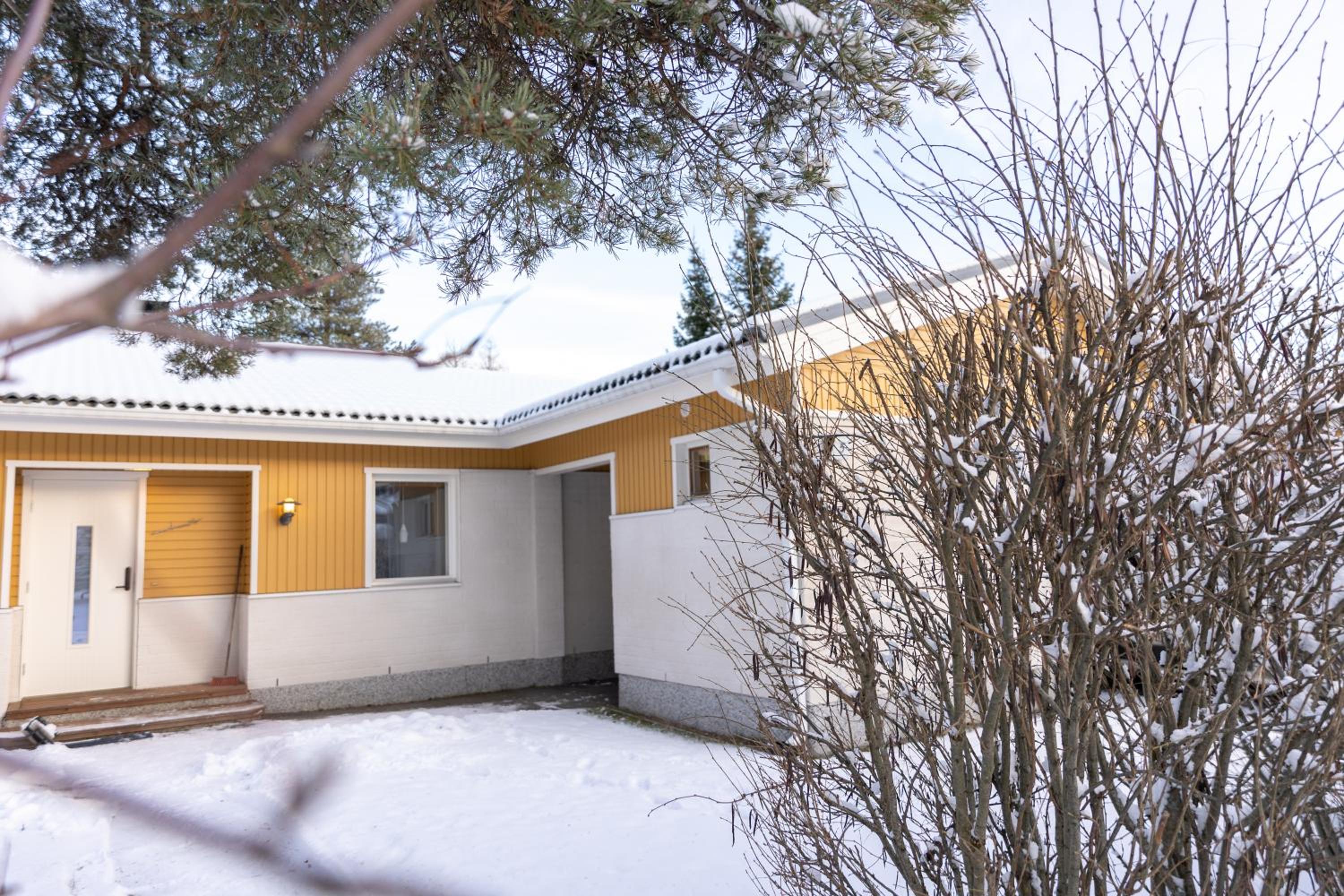 Winter Villa Kylväjä by BookLapland