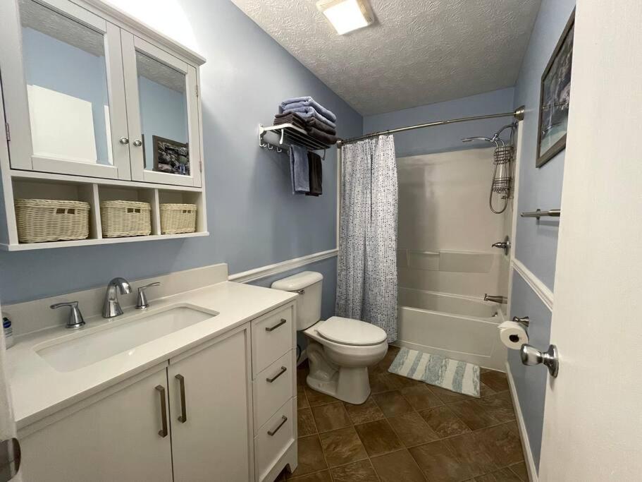 Blue Heron Cottage with Game Room, Deck, Hot Tub view 2
