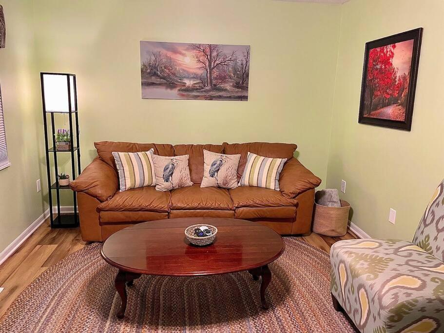 Blue Heron Cottage with Game Room, Deck, Hot Tub view 5