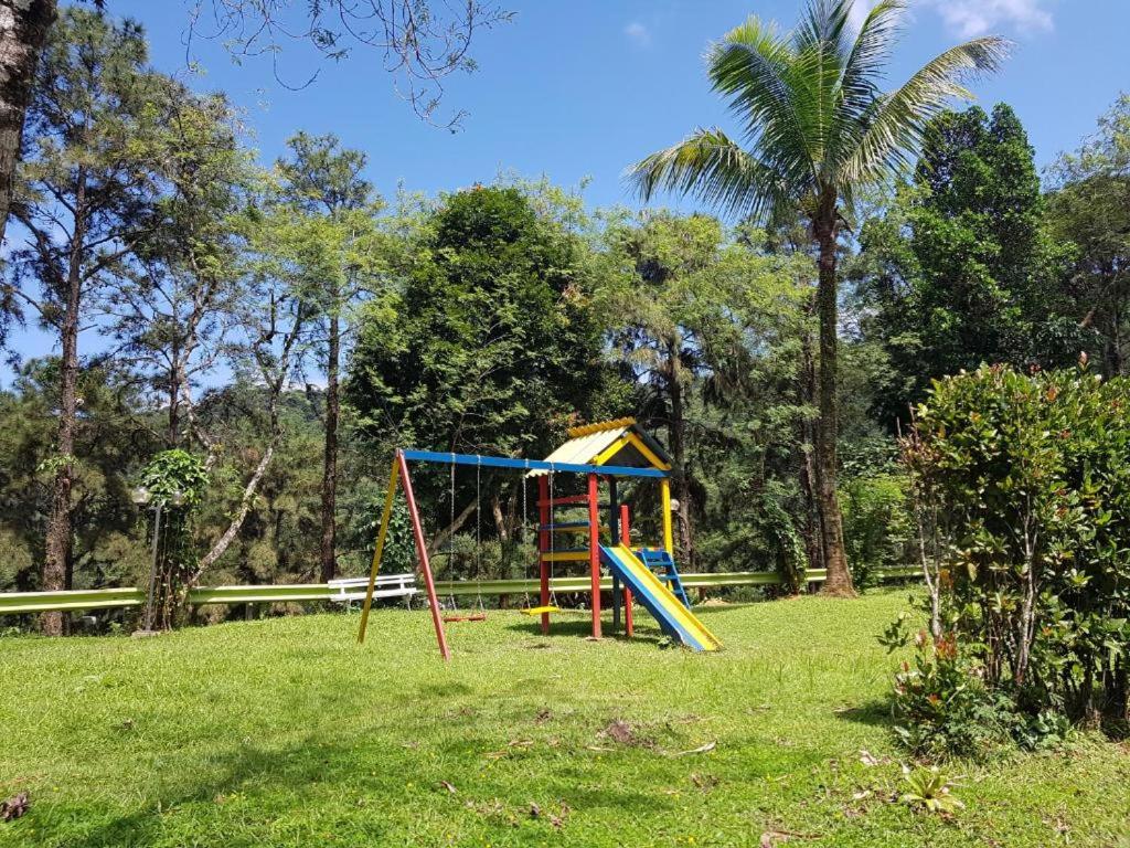 Duplex família em condomínio com área verde e portaria 24horas