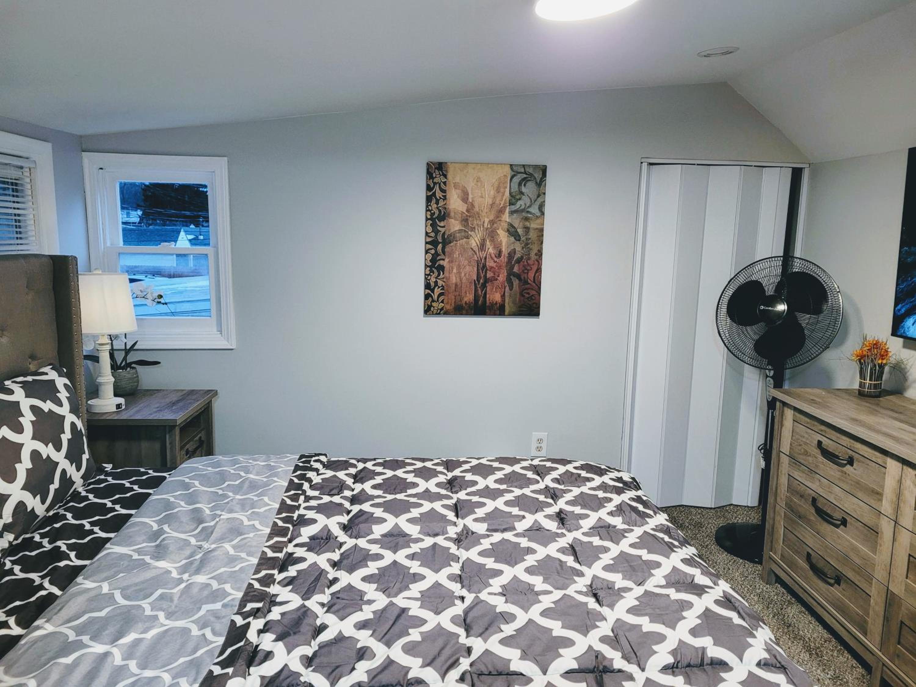 Nice house with private parking, king bed fenced yard