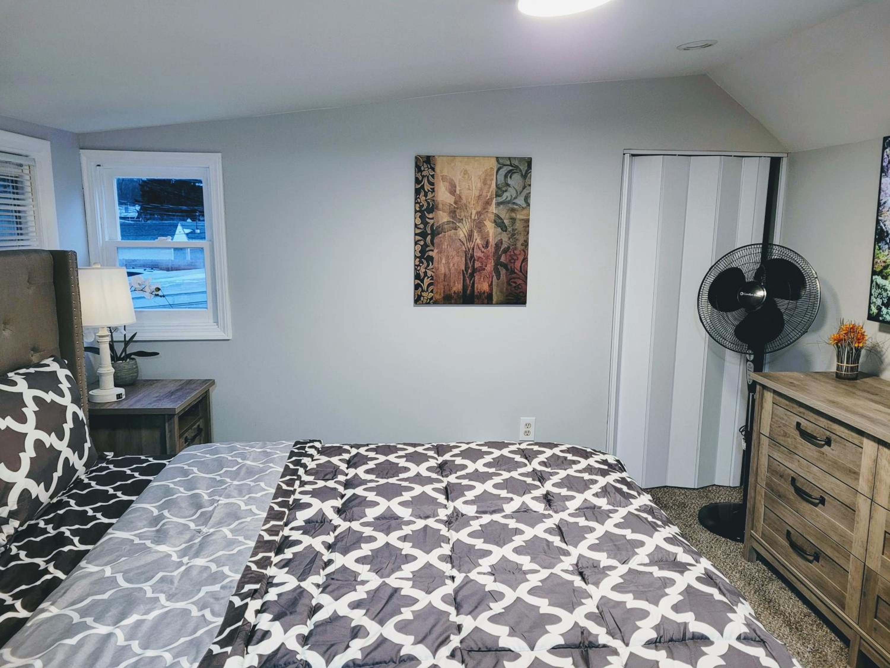 Nice house with private parking, king bed fenced yard 4