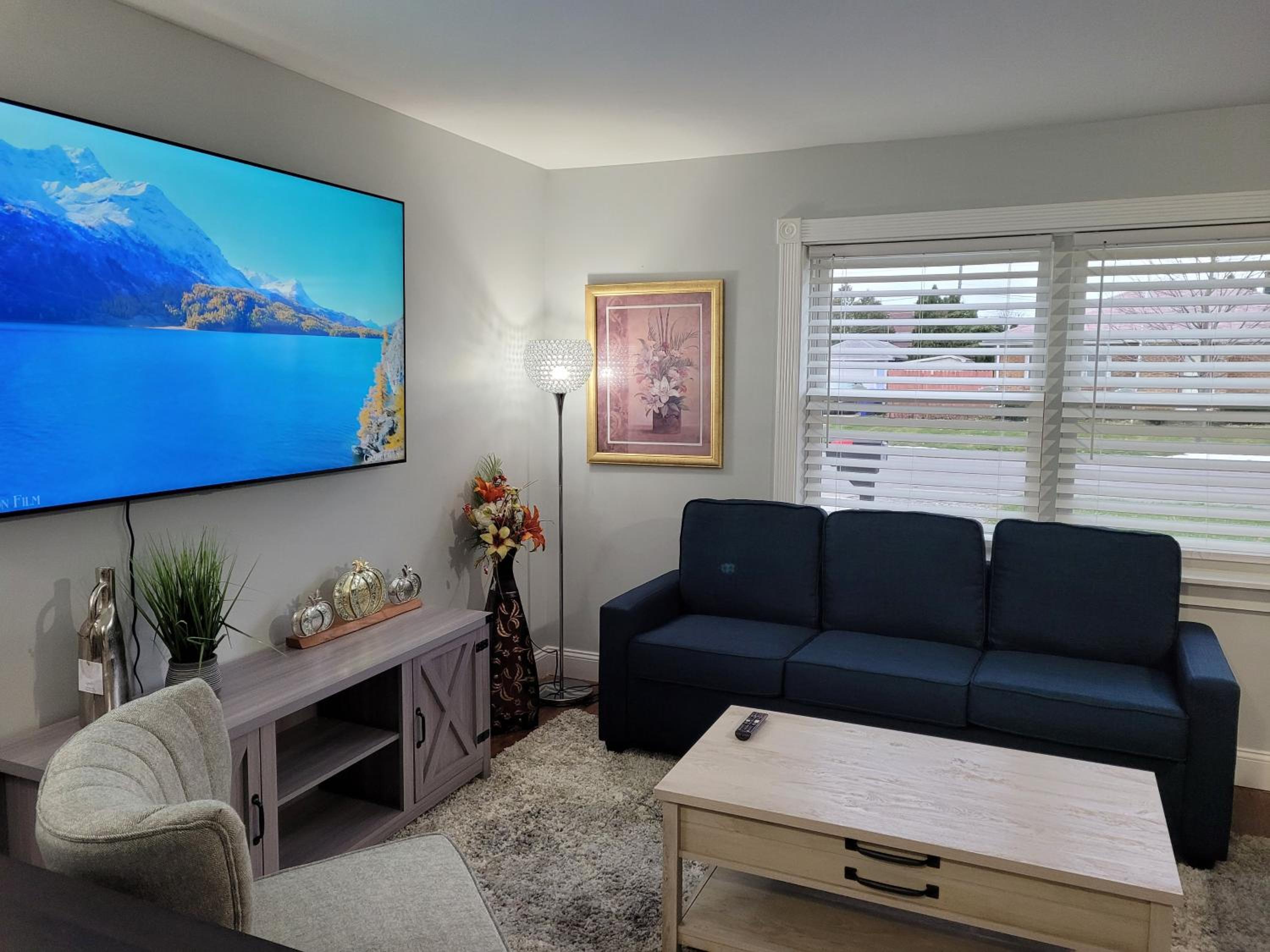 Nice house with private parking, king bed fenced yard