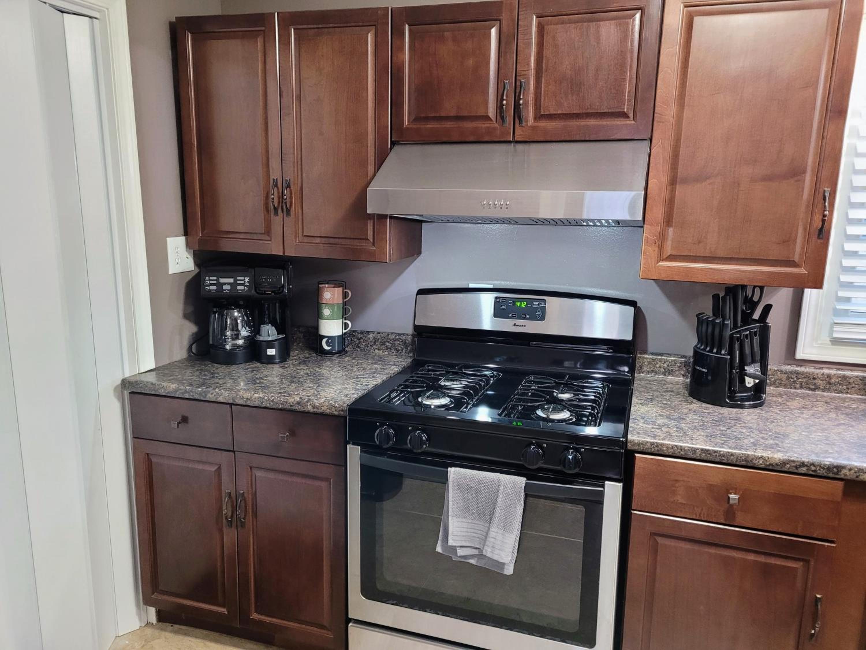 Nice house with private parking, king bed fenced yard