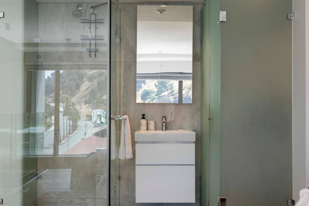 Luxury Loft Living - Elegant 1-Bed view 2