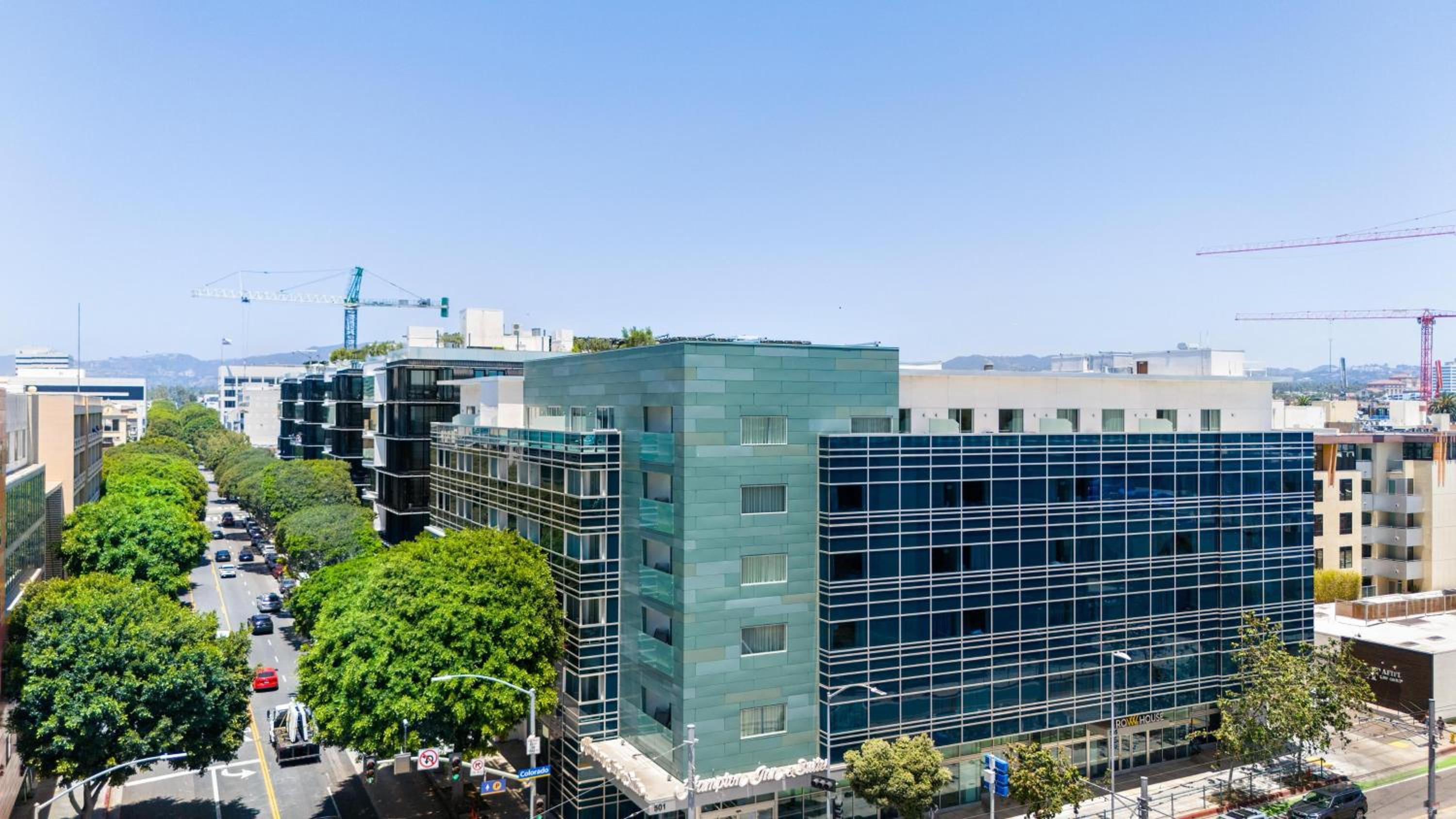 Hotel Exquisite Rooftop Pool & Open Air Gym 2bd 2ba