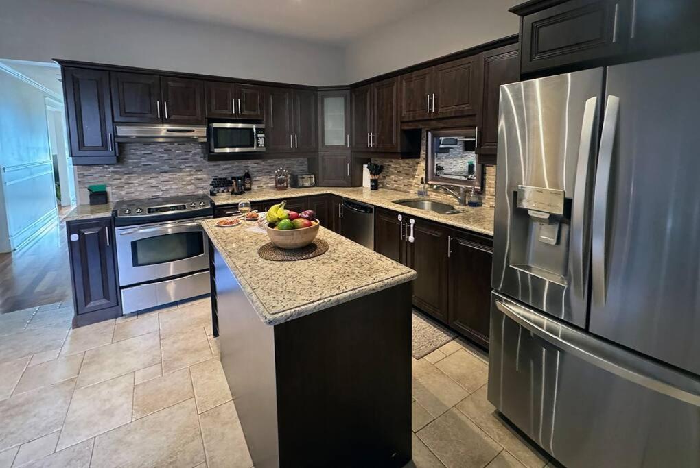 Spacious APT Little Italy, 1 king BR, 3beds, yard