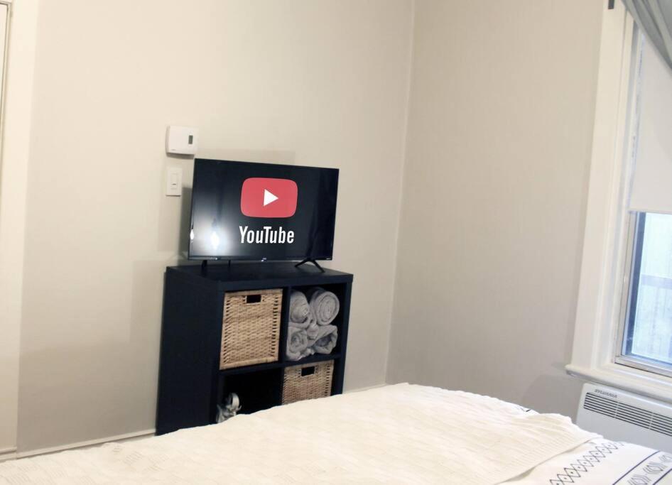 Spacious APT Little Italy, 1 king BR, 3beds, yard