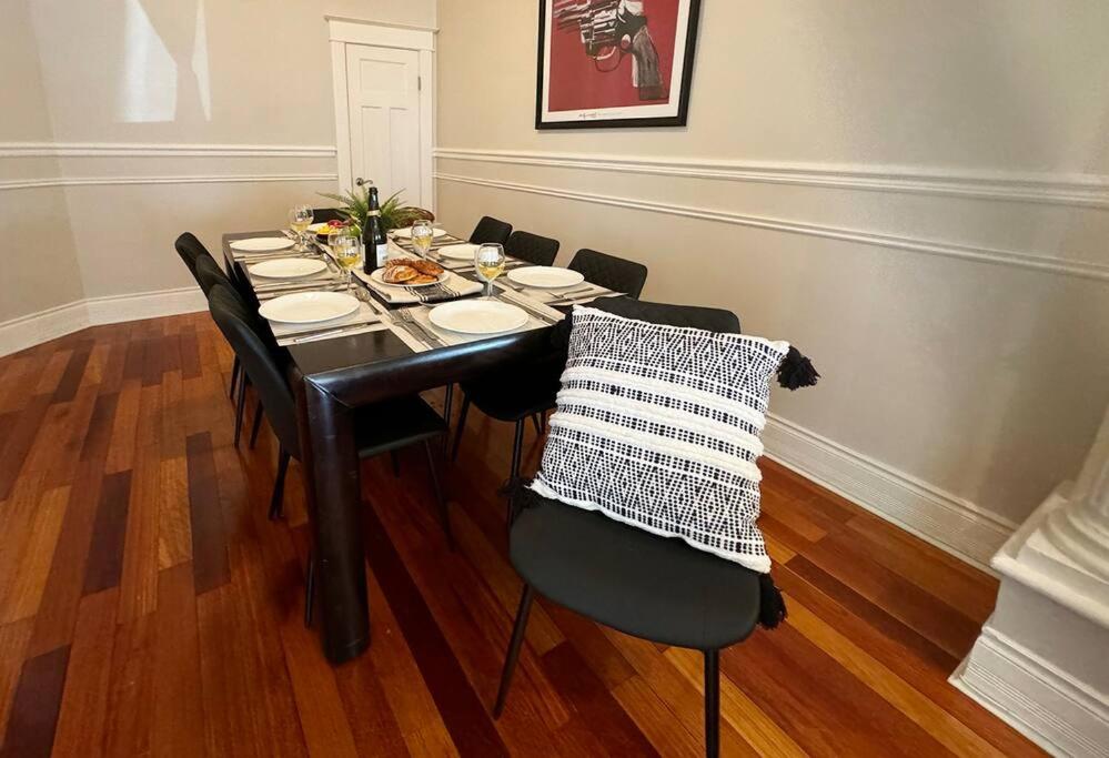Spacious APT Little Italy, 1 king BR, 3beds, yard