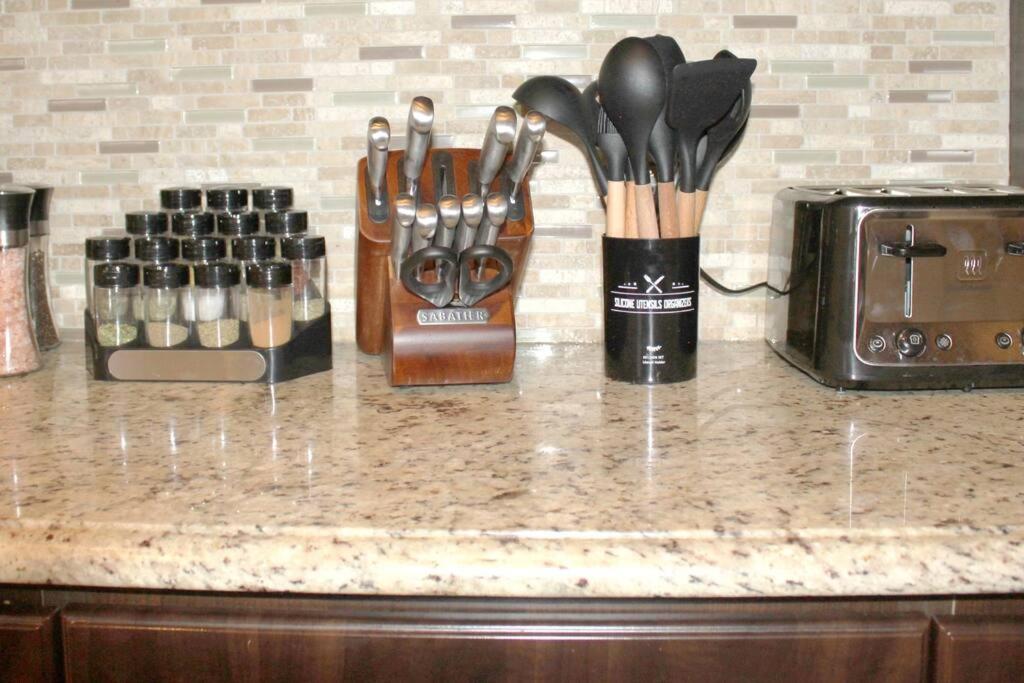 Spacious APT Little Italy, 1 king BR, 3beds, yard